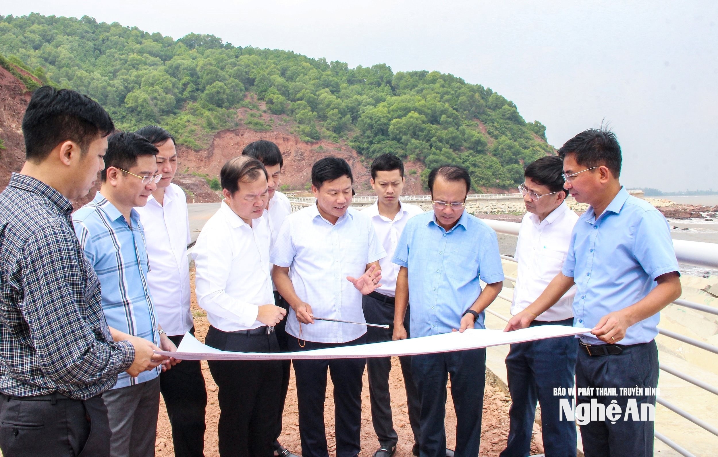 bna_-anh-dao-hdnd-ubnd-tinh-cung-so-xay-dung-kiem-tra-tuyen-duong-ven-bien-doan-qua-huyen-dien-chau.-anh-mai-hoa.jpg