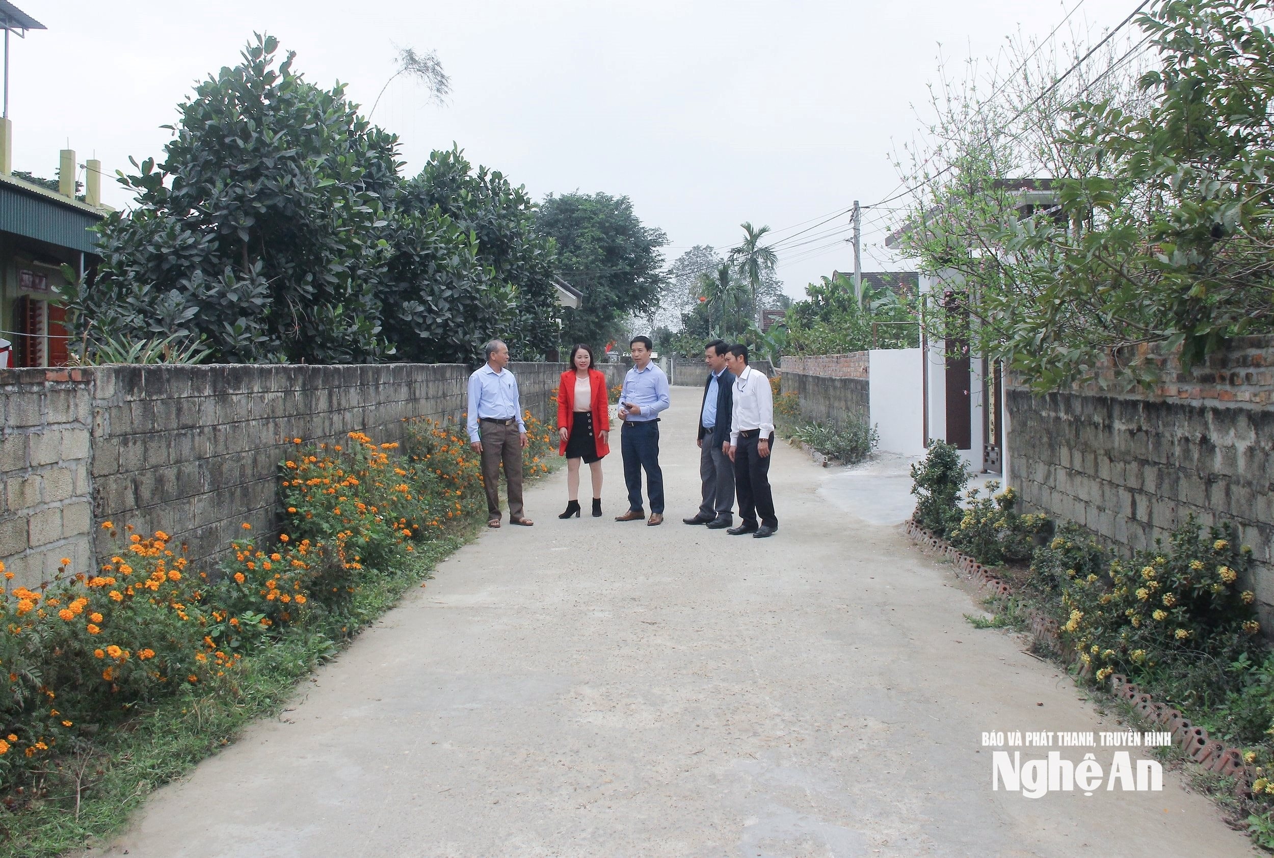 bna_-can-bo-cap-uy-hdnd-xa-dong-hieu-khao-sat-xay-dung-co-so-ha-tang-nong-thon-tren-dia-ban.-anh-mai-hoa.jpg