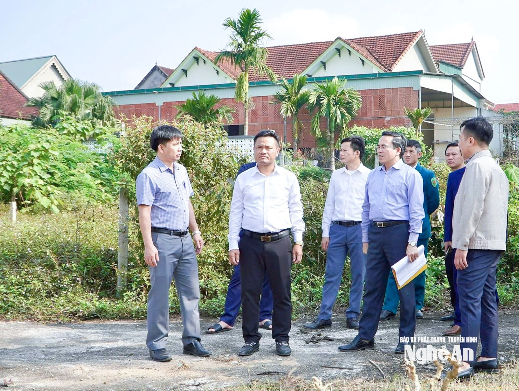 bna_-can-bo-xa-tan-ky-khap-sat-dau-tu-nang-cao-cac-cong-trinh-phuc-vu-dan-sinh-tren-dia-ban.-anh-.jpg