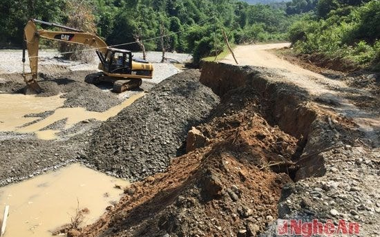 Cử tri bản Ang, xã Tương Dương kiến nghị sửa chữa bờ kè bị xuống cấp