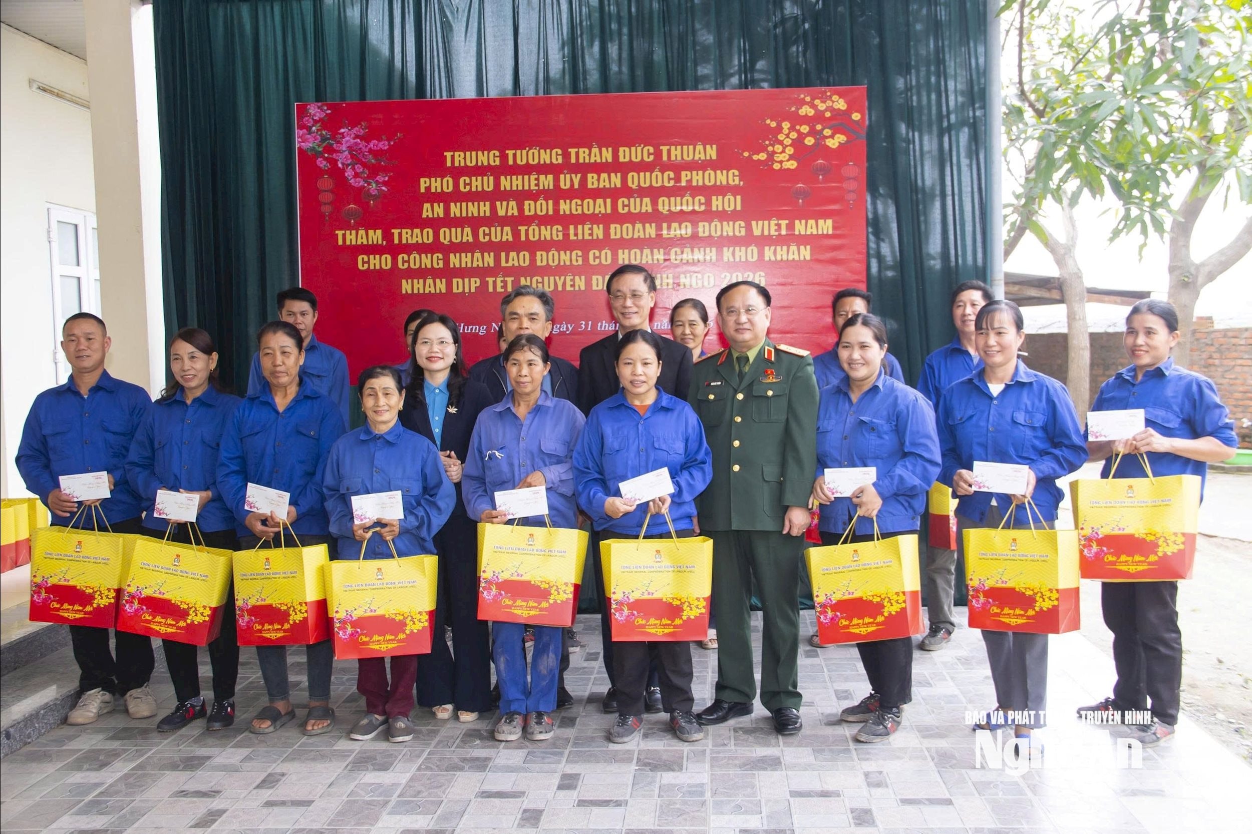 bna_trung-tuong-tran-duc-thuan-pho-chu-nhiem-uy-ban-quoc-phong-an-ninh-va-doi-ngoai-cua-quoc-hoi-trao-qua-cho-cong-nhan-lao-dong.jpg