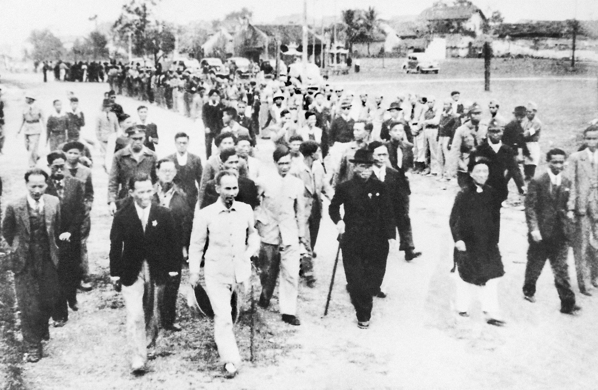 nhan-dan-ha-noi-don-mung-chu-tich-ho-chi-minh-va-cac-vi-duoc-gioi-thieu-ung-cu-dai-bieu-quoc-hoi.-ha-noi-ngay-5-1-1946.-nguon-bao-tang-ho-chi-minh-.jpg