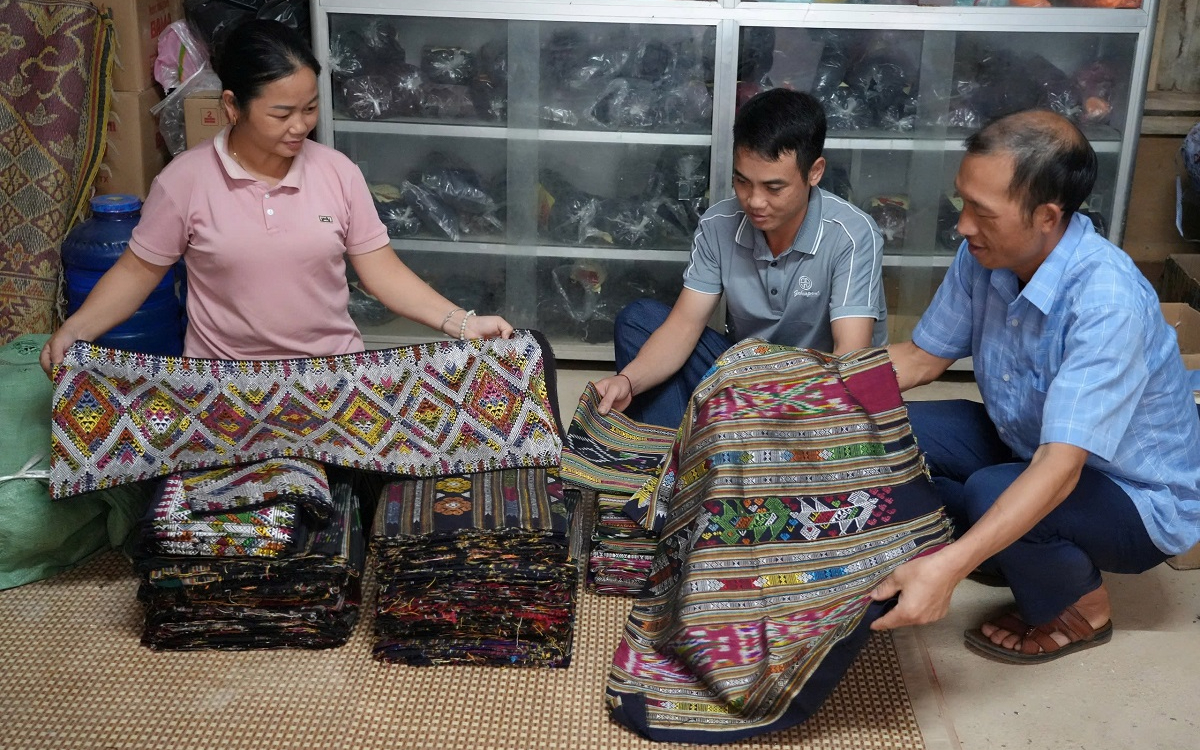 Dệt sắc màu no ấm vùng biên