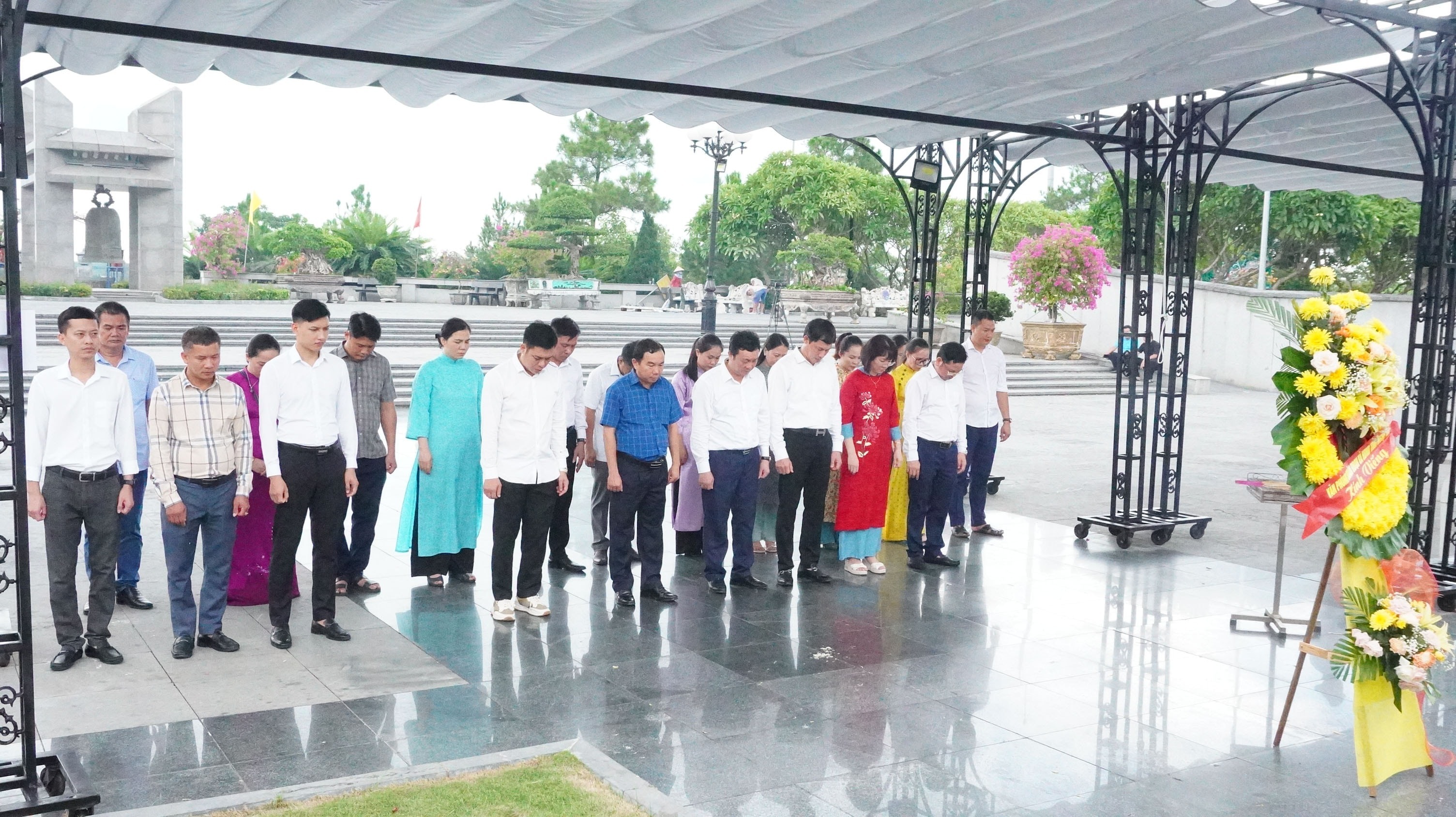 co-quan-van-phong-doan-dbqh-va-hdnd-tinh-dang-huong-tuong-niem-cac-anh-hung-liet-si-tai-quang-tri.jpg