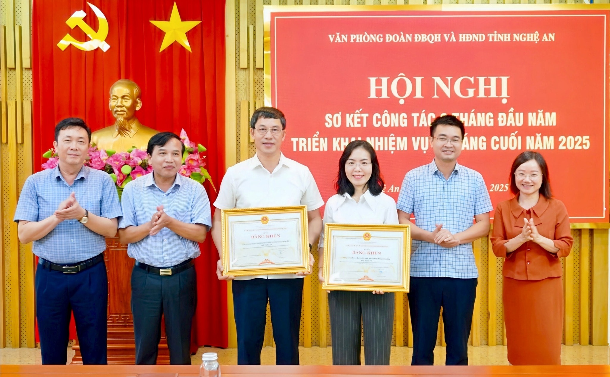 dai-dien-thuong-truc-hdnd-tinh-doan-dbqh-tinh-trao-bang-khen-cua-chu-tich-ubnd-tinh-cho-van-phong-doan-dbqh-va-hdnd-tinh.jpg