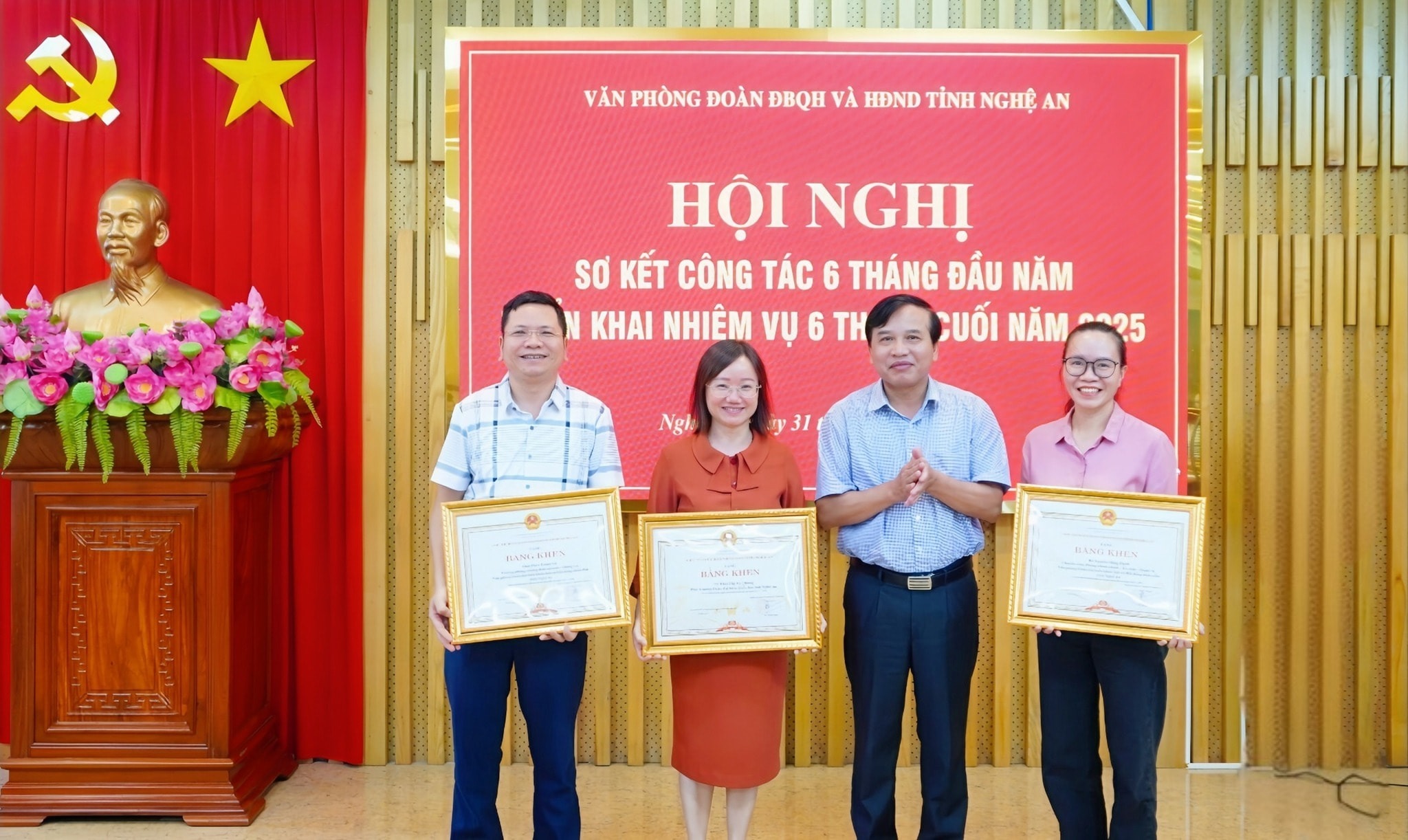 dong-chi-nguyen-nhu-khoi-uy-vien-bch-dang-bo-tinh-pho-chu-tich-hdnd-tinh-trao-bang-khen-cua-chu-tich-ubnd-tinh-cho-cac-ca-nhan-co-thanh-tich-xuat-sac-trong-cong-tac-tu-nam-2023-2024.jpg