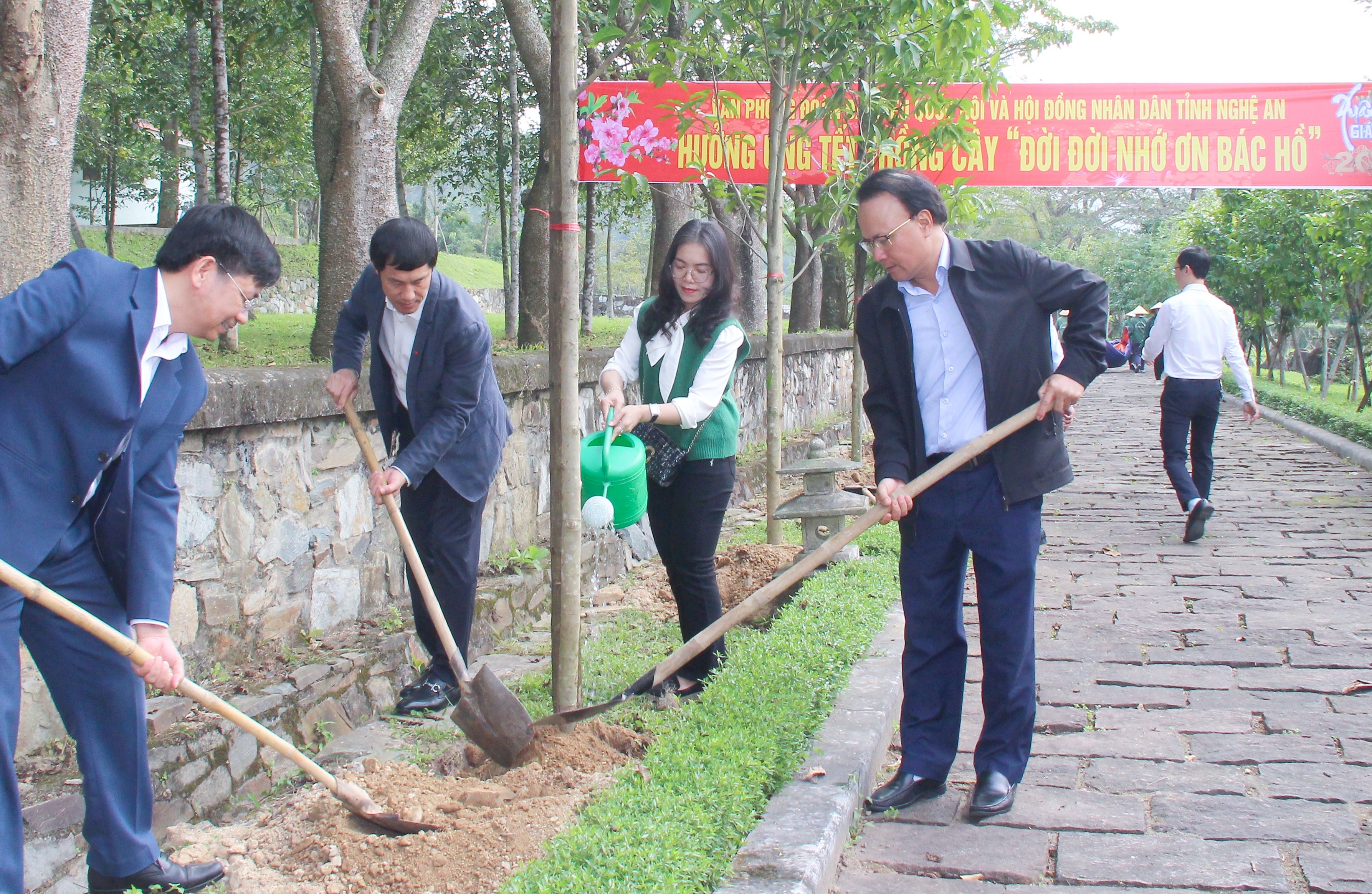 lanh-dao-hdnd-tinh-va-cac-ban-hdnd-tinh-van-phong-doan-dai-bieu-quoc-hoi-va-hdnd-tinh-to-chuc-trong-cay-ngoc-lan-tai-khu-di-tich-mo-ba-hoang-thi-loan.jpg