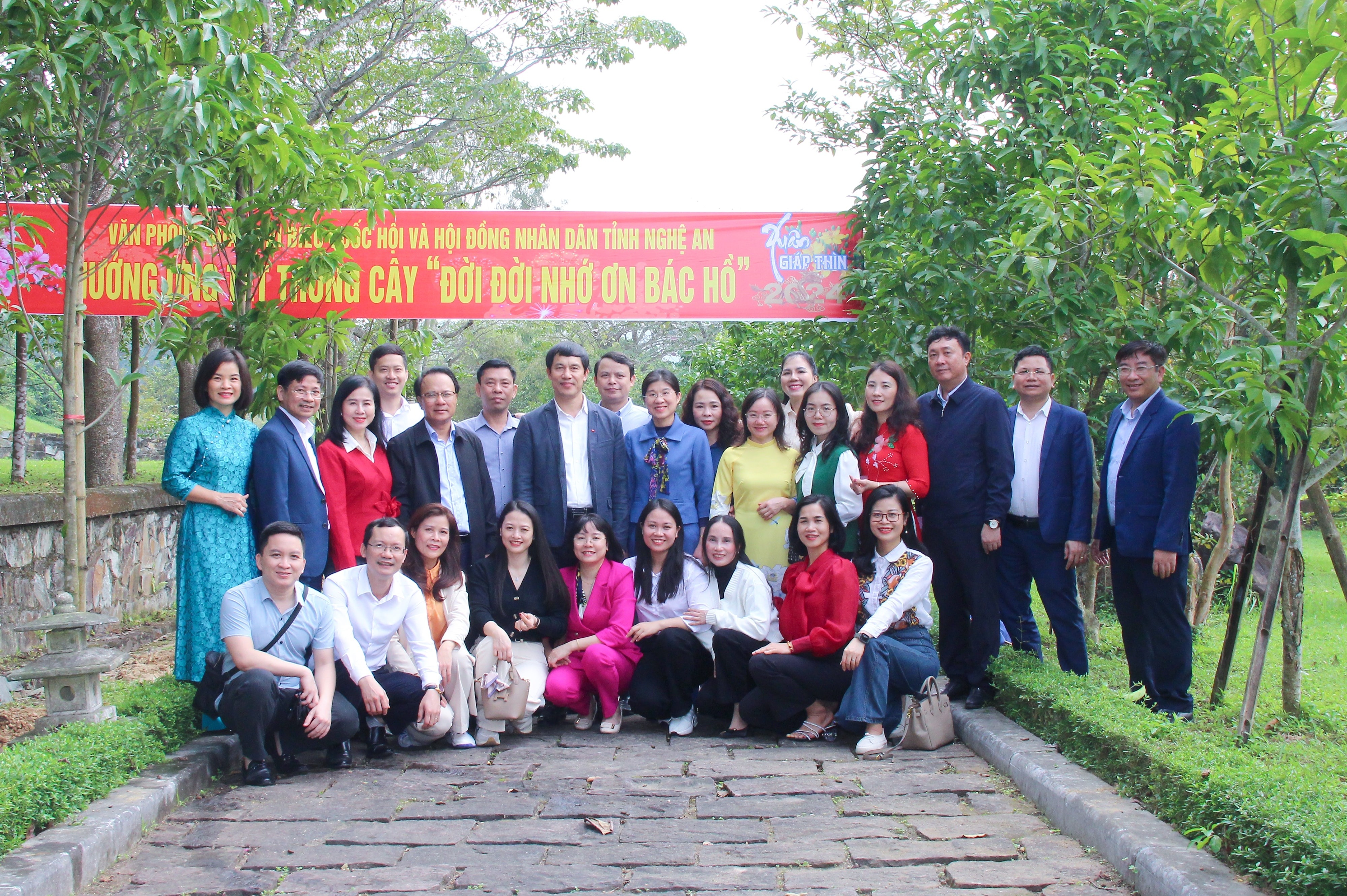 lanh-dao-hdnd-va-doan-dai-bieu-quoc-hoi-tinh-cung-lanh-dao-can-bo-chuyen-vien-nhan-vien-van-phong-doan-dai-bieu-quoc-hoi-va-hdnd-tinh-chup-anh-luu-niem-tai-khu-di-tich-mo-ba-hoang-thi-loan.jpg