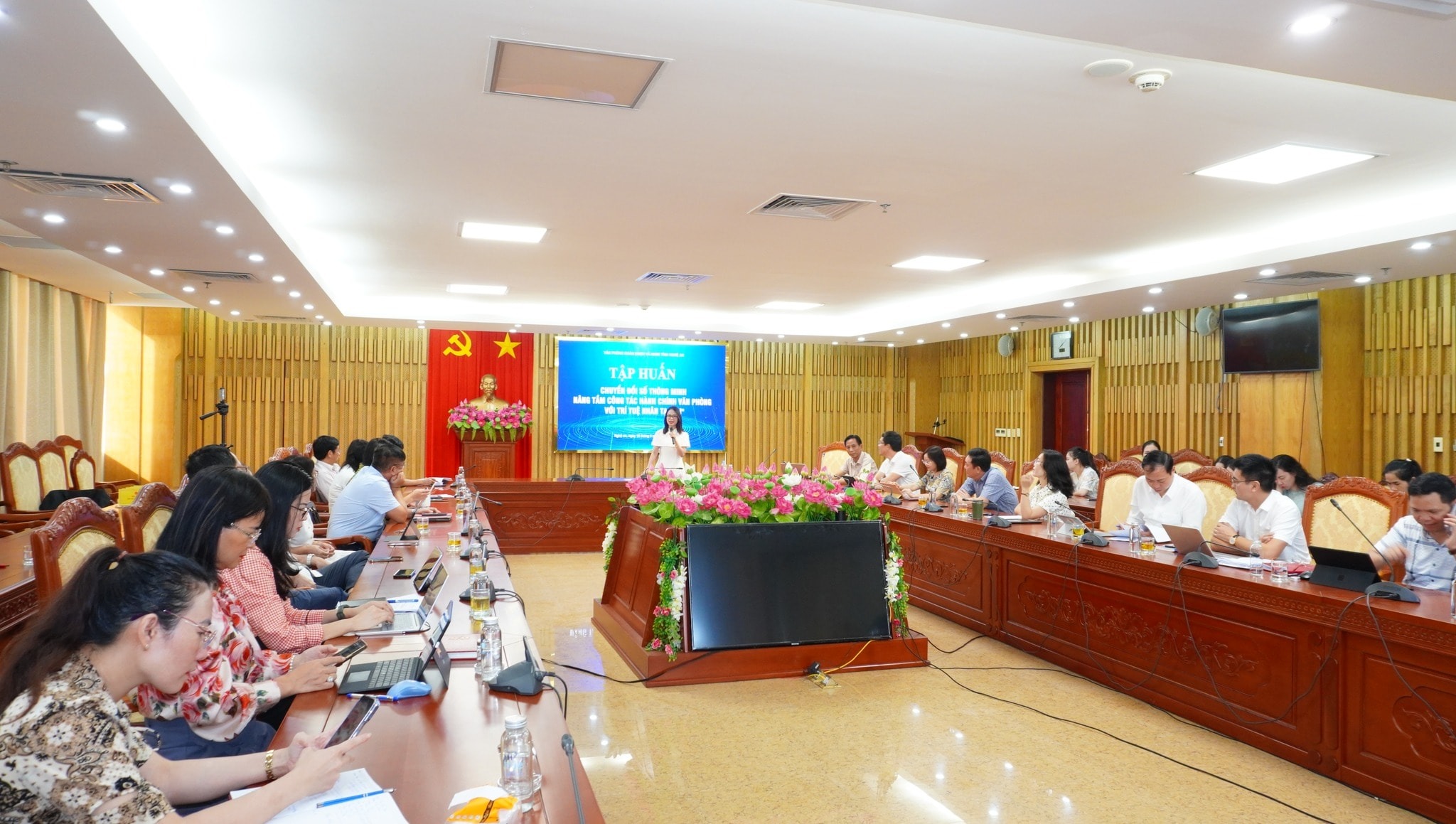 van-phong-doan-dbqh-va-hdnd-tinh-tap-huan-ve-ung-dung-cong-nghe-tri-tue-nhan-tao-ai-.jpg