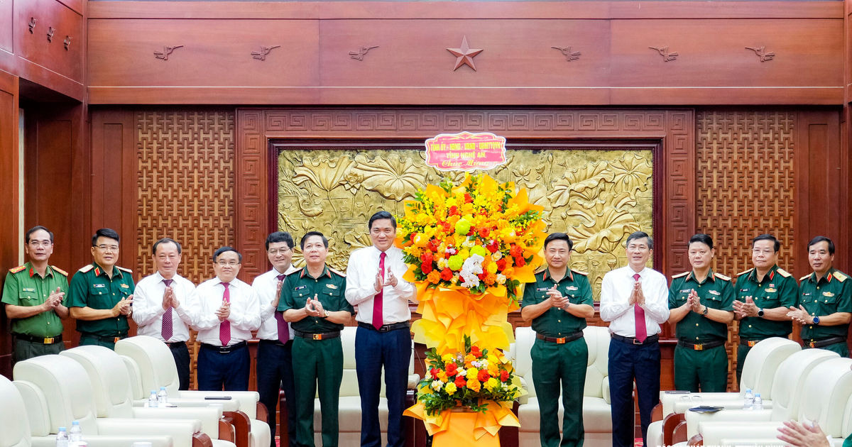 Tỉnh Nghệ An chúc mừng Bộ Tư lệnh Quân khu 4 nhân kỷ niệm 81 năm ngày truyền thống