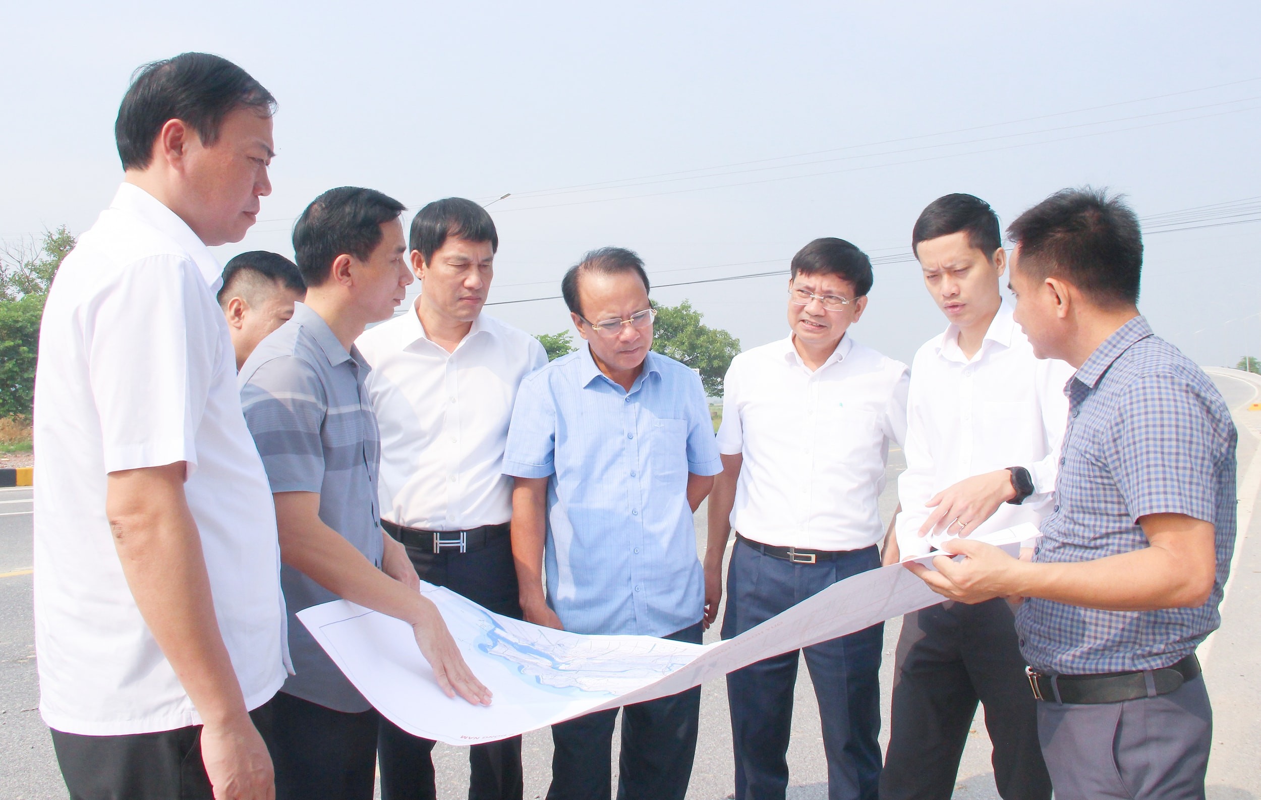 bna_dong-chi-nguyen-nam-dinh-pho-chu-tich-thuong-truc-hdnd-tinh-cung-doan-giam-sat-hdnd-tinh-khao-sat-du-an-tuyen-duong-n2-va-cau-vuot-tuyen-duong-n2-maihoa-272fa021828c16e06d410de859b9e307.jpg
