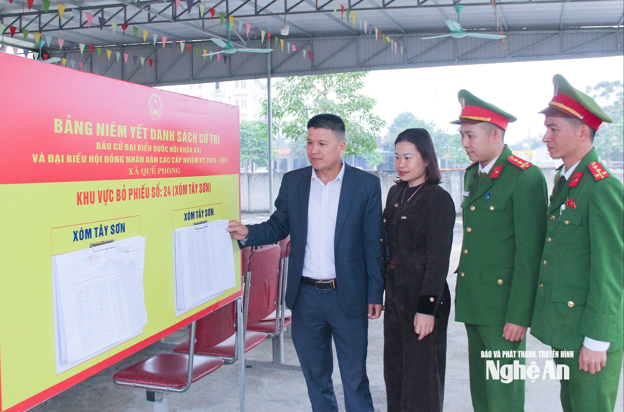 bna_-can-bo-xa-que-phong-kiem-tra-viec-niem-yet-danh-sach-cu-tri-tai-khu-dan-cu.-anh-mai-hoa.jpg