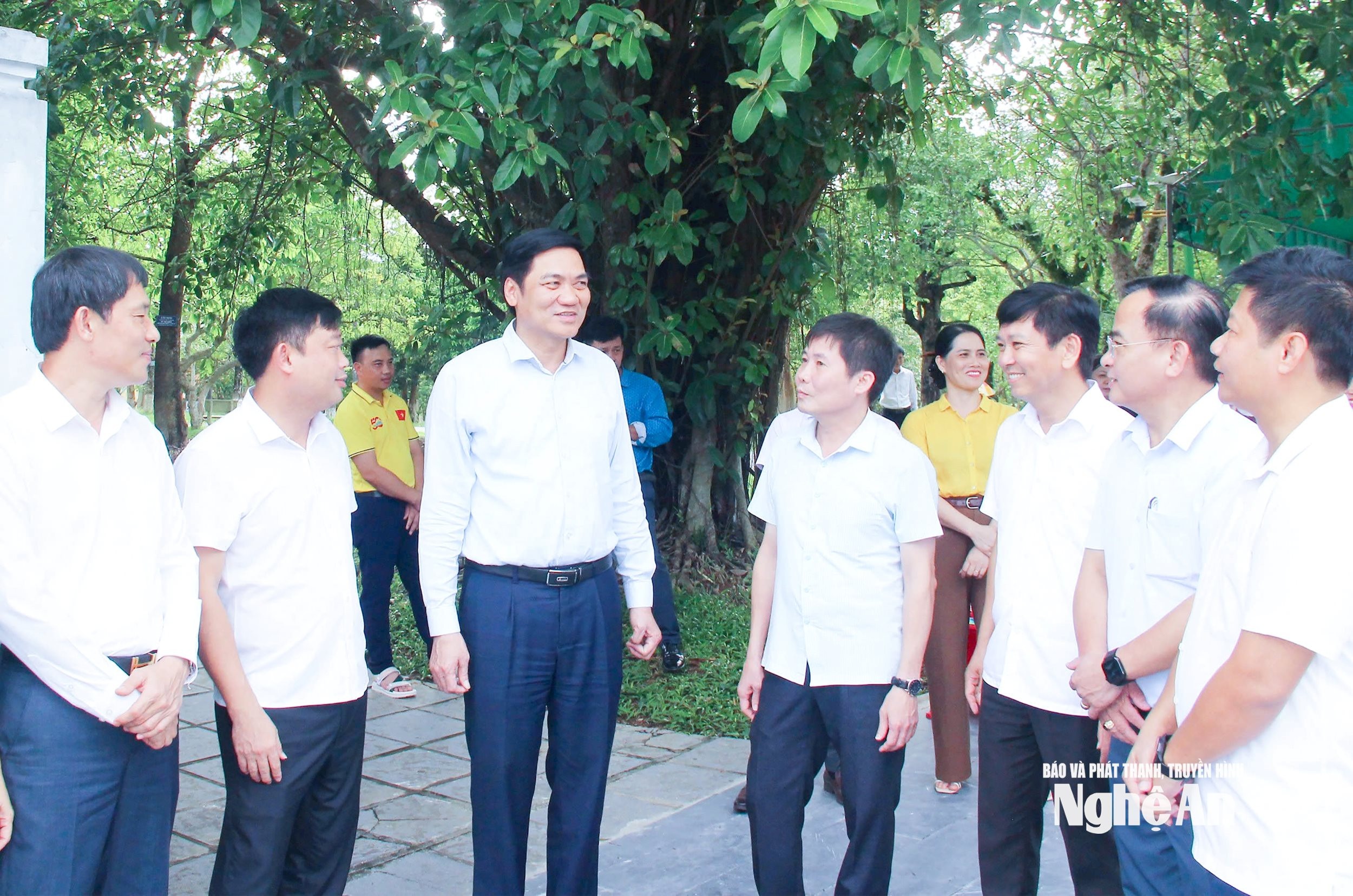 bna_-dong-chi-hoang-nghia-hieu-pho-bi-thu-thuong-truc-tinh-uy-chu-tich-hdnd-tinh-trao-doi-voi-doi-ngu-can-bo-co-so.-anh-mai-hoa(1).jpg