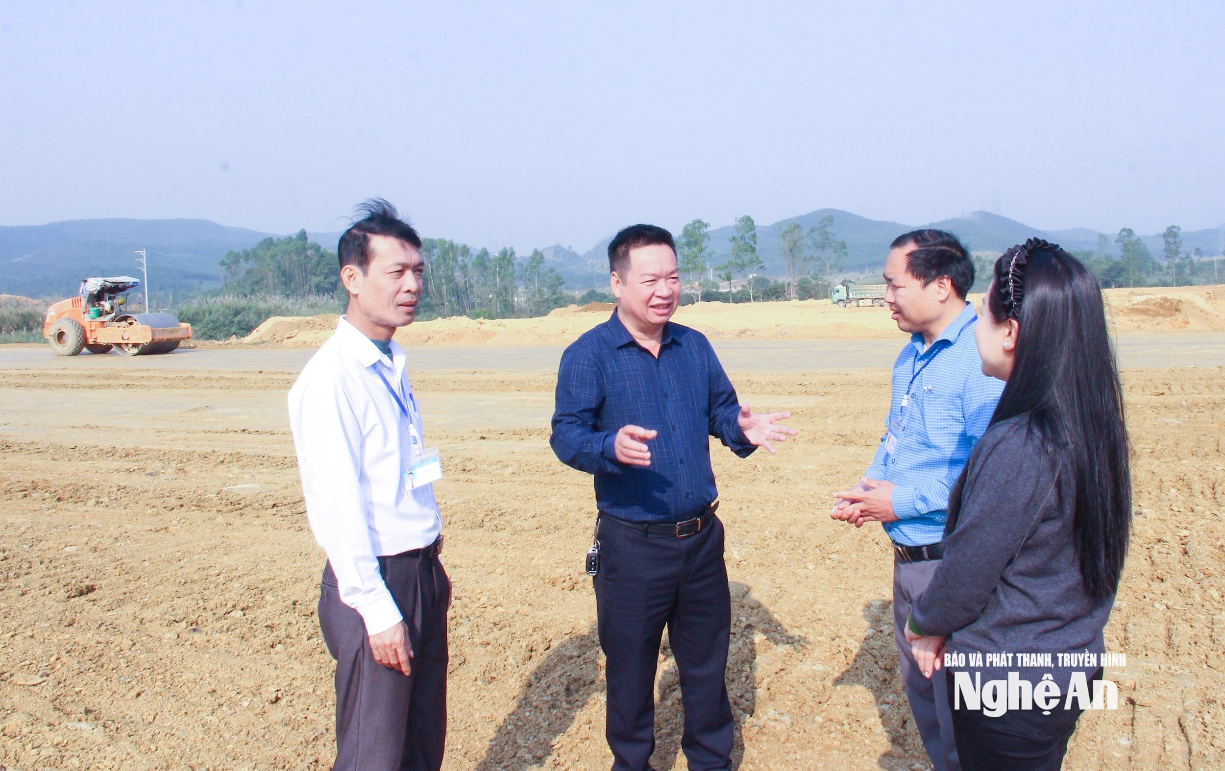 bna_-can-bo-phuong-hoang-mai-kiem-tra-don-doc-giai-phong-mat-bang-khu-cong-nghiep-hoang-mai-ii.-anh-mai-hoa.jpg