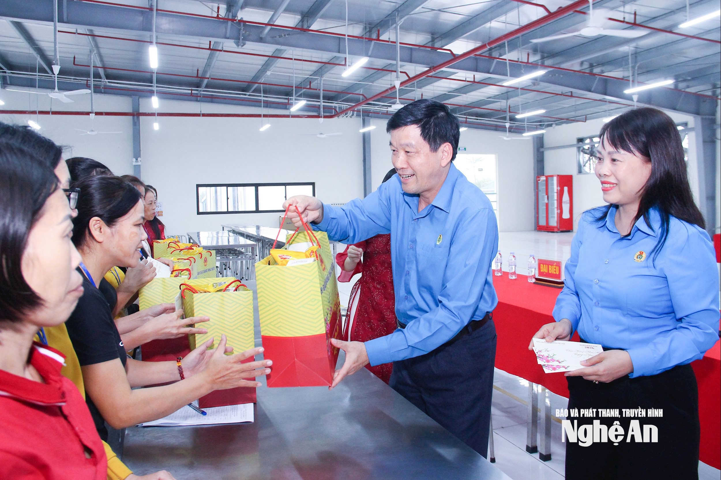 bna_-dong-chi-kha-van-tam-uy-vien-ban-chap-hanh-dang-bo-tinh-pho-chu-tich-uy-ban-mttq-viet-nam-tinh-chu-tich-ldld-tinh-trao-tang-qua-tet-cho-cong-nhan-lao-dong.-anh-mai-hoa.jpg
