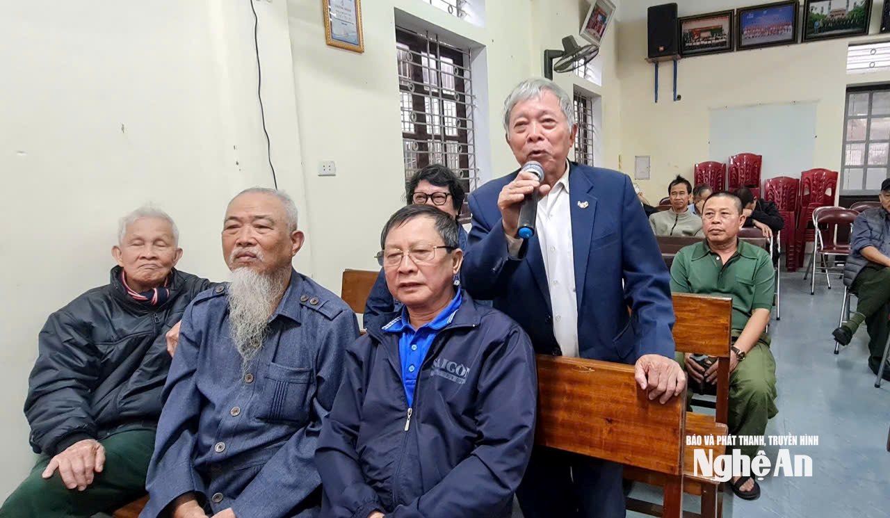 bna_cu-tri-khoi-16-ha-huy-tap-phuong-vinh-phu-nhan-xet-cac-ung-cu-vien-tai-noi-cu-tru.-anh-nguyen-toan.jpg