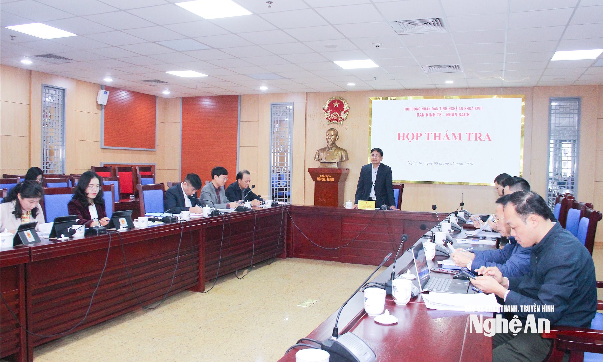 bna_bna_-quang-canh-cuoc-hop-tham-tra-cua-ban-kinh-te-va-ngan-sach-hdnd-tinh.-anh-mai-hoa..jpg