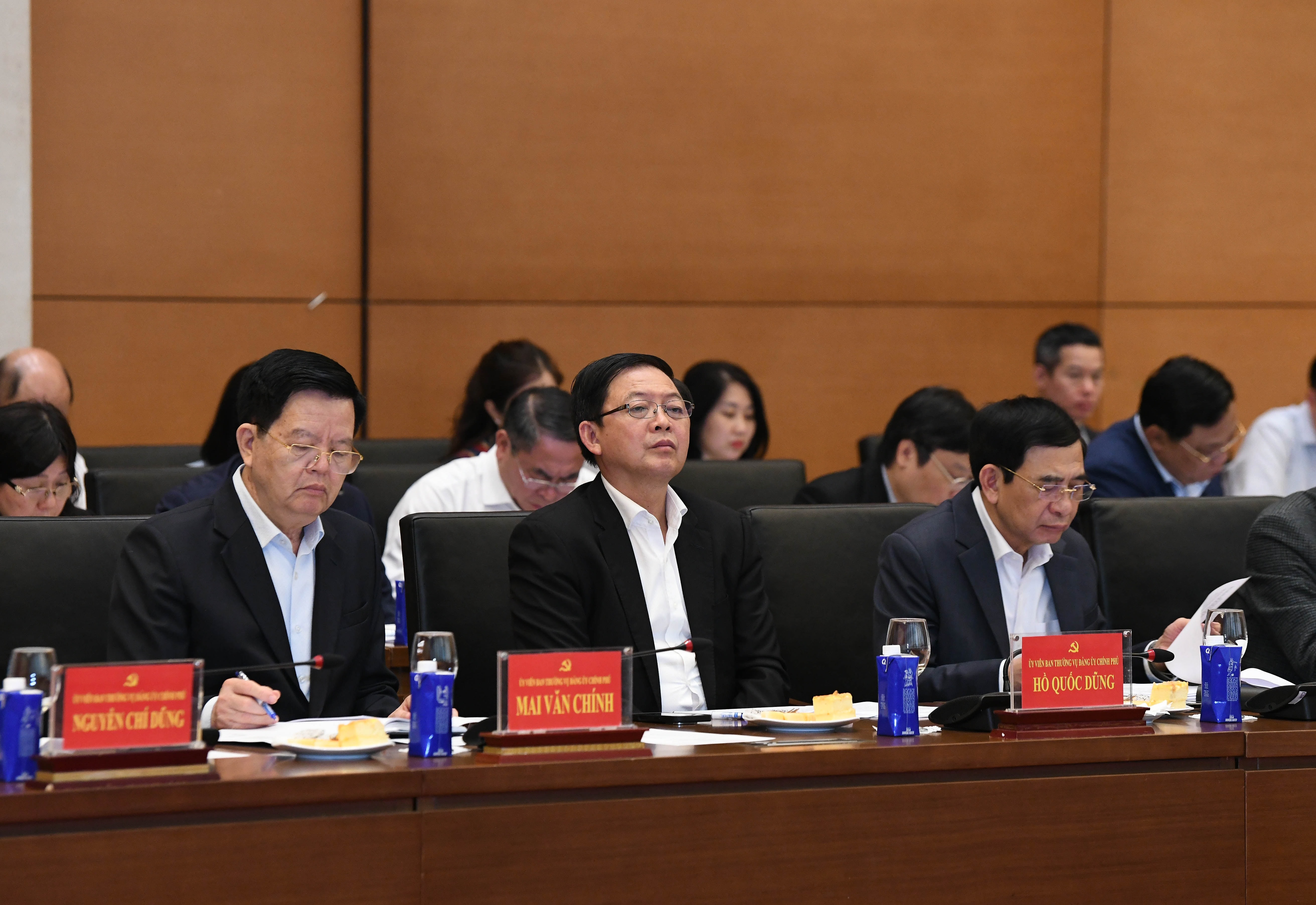 cac-dai-bieu-du-hoi-nghidsc_4180.jpg