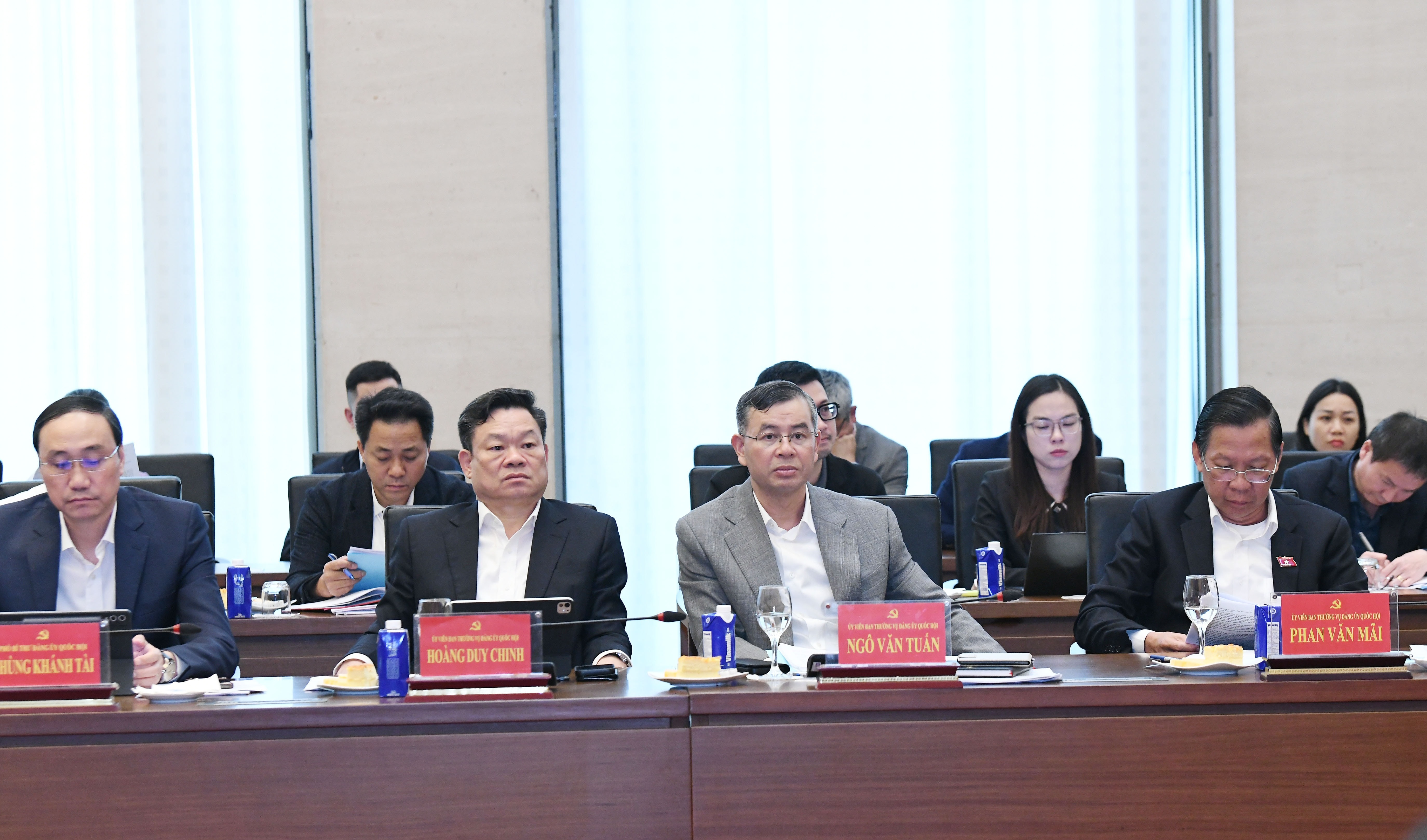 cac-dai-bieu-du-hoi-nghidsc_4196.jpg