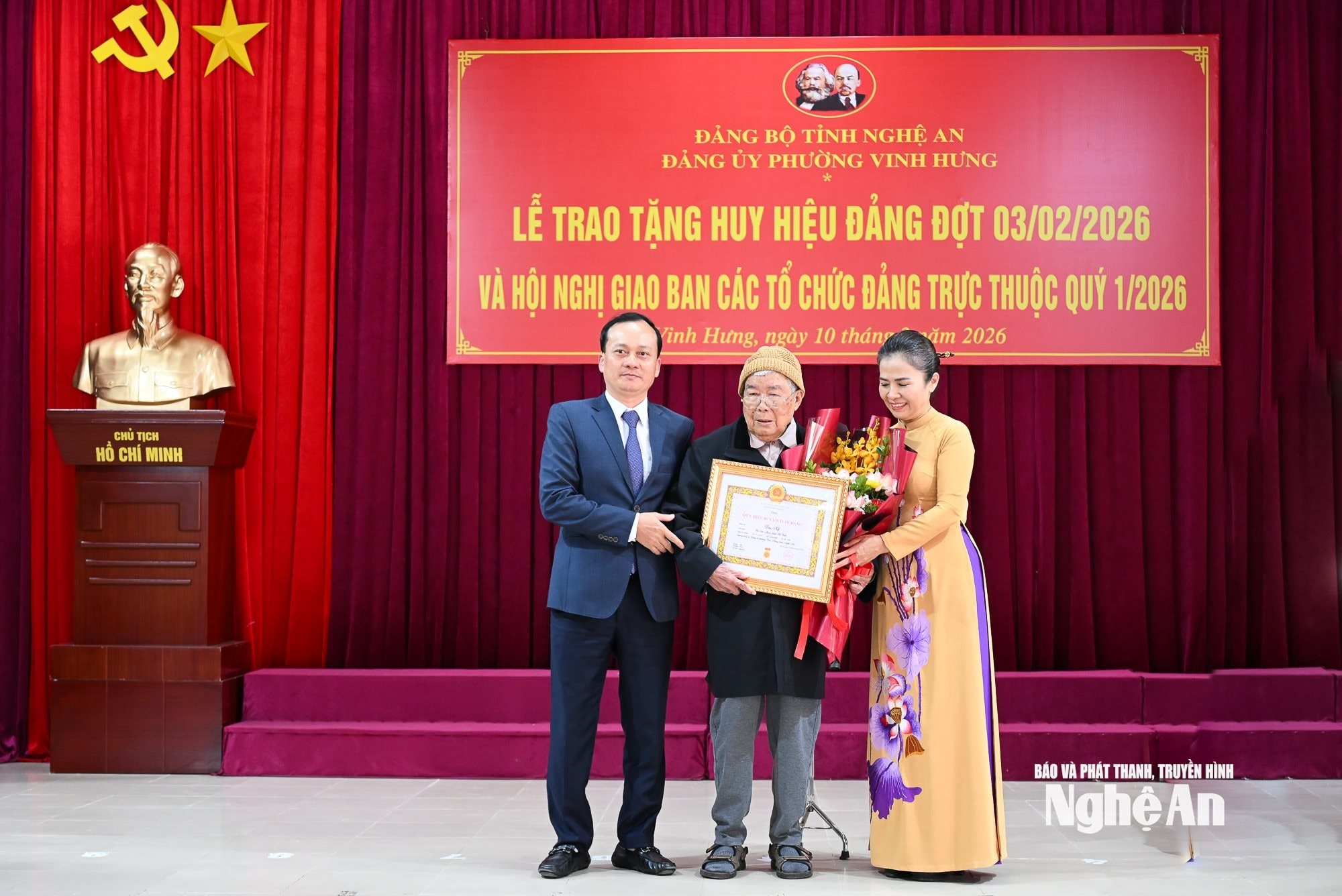 bna_trao-huy-hieu-dang-3.jpg
