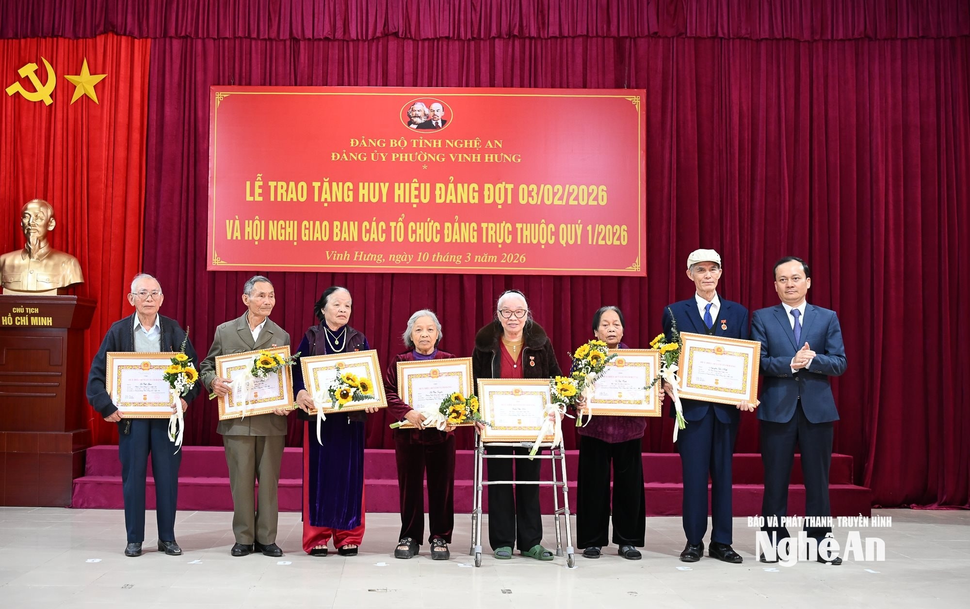 bna_trao-huy-hieu.jpg