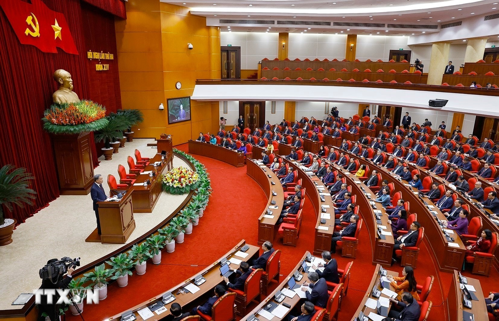 d6957862aa521894f3f081e1096eef704b8fd05-_ttxvn-be-mac-hoi-nghi-lan-thu-hai-ban-chap-hanh-trung-uong-dang-khoa-xiv-8662150-1.jpg