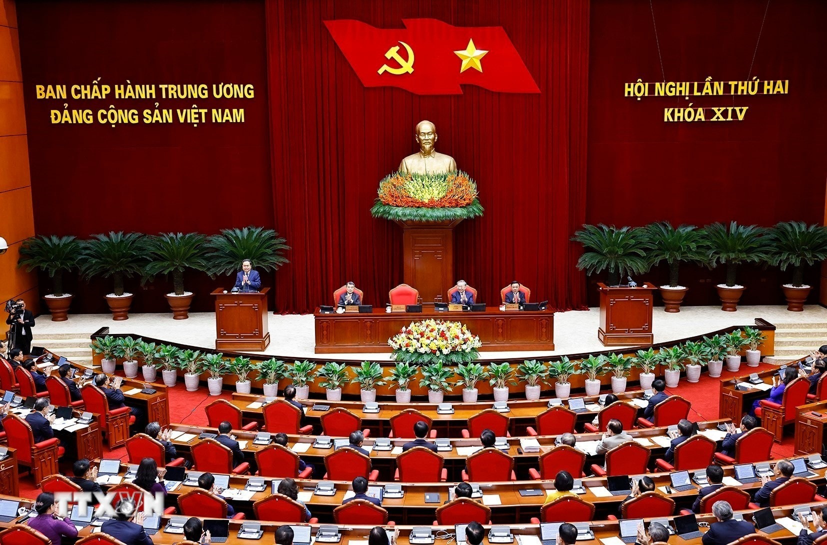 d69578651ddbed408dc3e73cbc6867b38ee5f4d-_ttxvn-be-mac-hoi-nghi-lan-thu-hai-ban-chap-hanh-trung-uong-dang-khoa-xiv-8662150-2.jpg