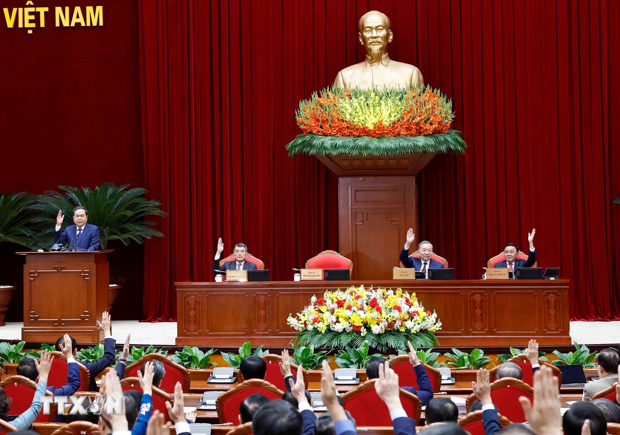 d6957869e2aa68345a5c2178e9a697080996a35-_ttxvn-be-mac-hoi-nghi-lan-thu-hai-ban-chap-hanh-trung-uong-dang-khoa-xiv-8662178-6.jpg