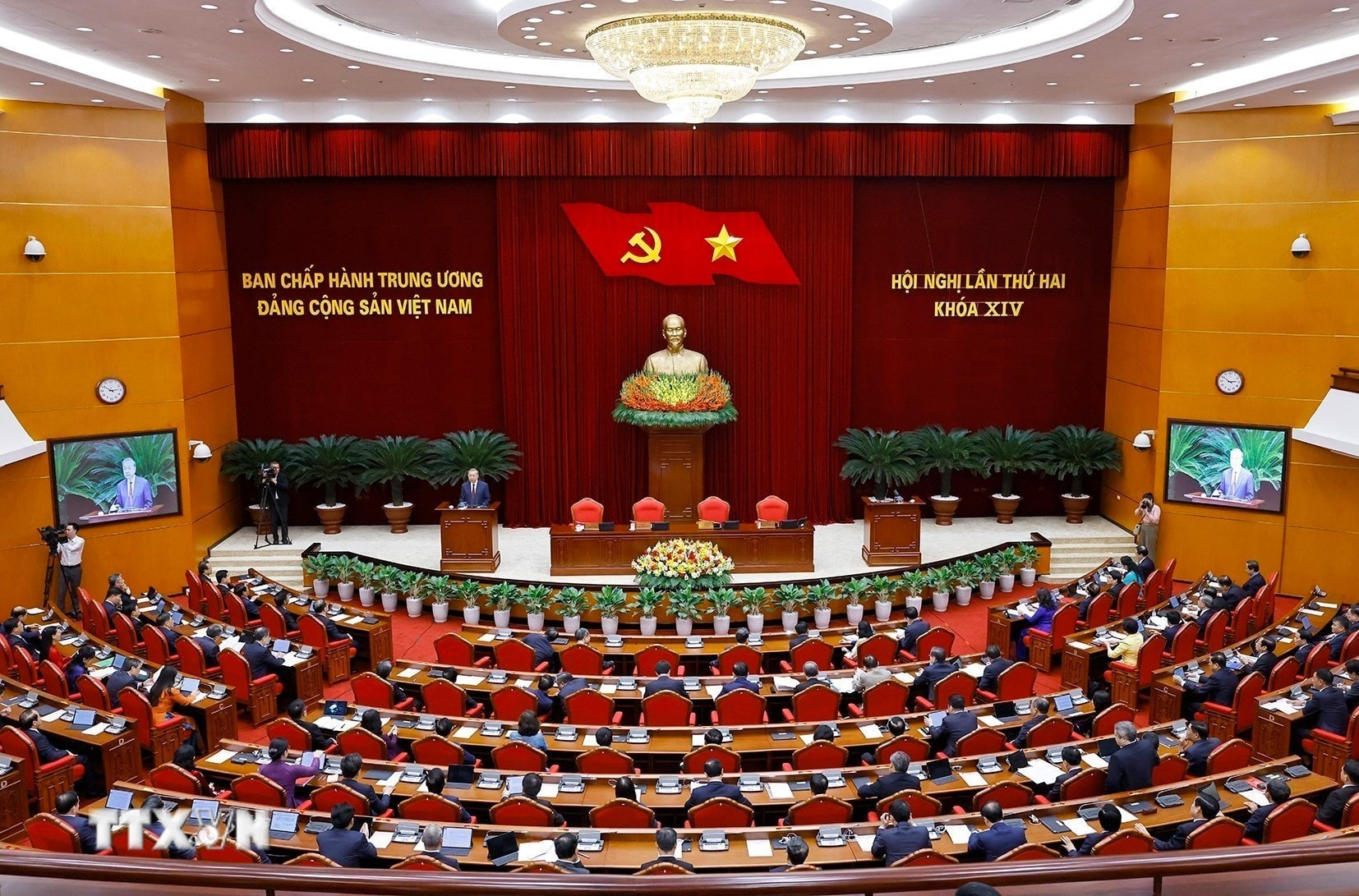 d695786ac7d5464cfdceb4fbea3c979bb8a4ad5-_ttxvn-be-mac-hoi-nghi-lan-thu-hai-ban-chap-hanh-trung-uong-dang-khoa-xiv-8662123-4.jpg