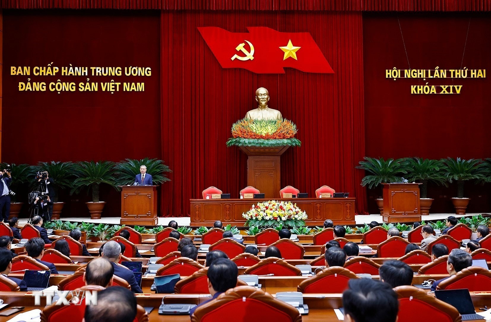 d695786d6c9ed5aeea3986cd0cf53d5365553b7-_ttxvn-be-mac-hoi-nghi-lan-thu-hai-ban-chap-hanh-trung-uong-dang-khoa-xiv-8662123-3.jpg