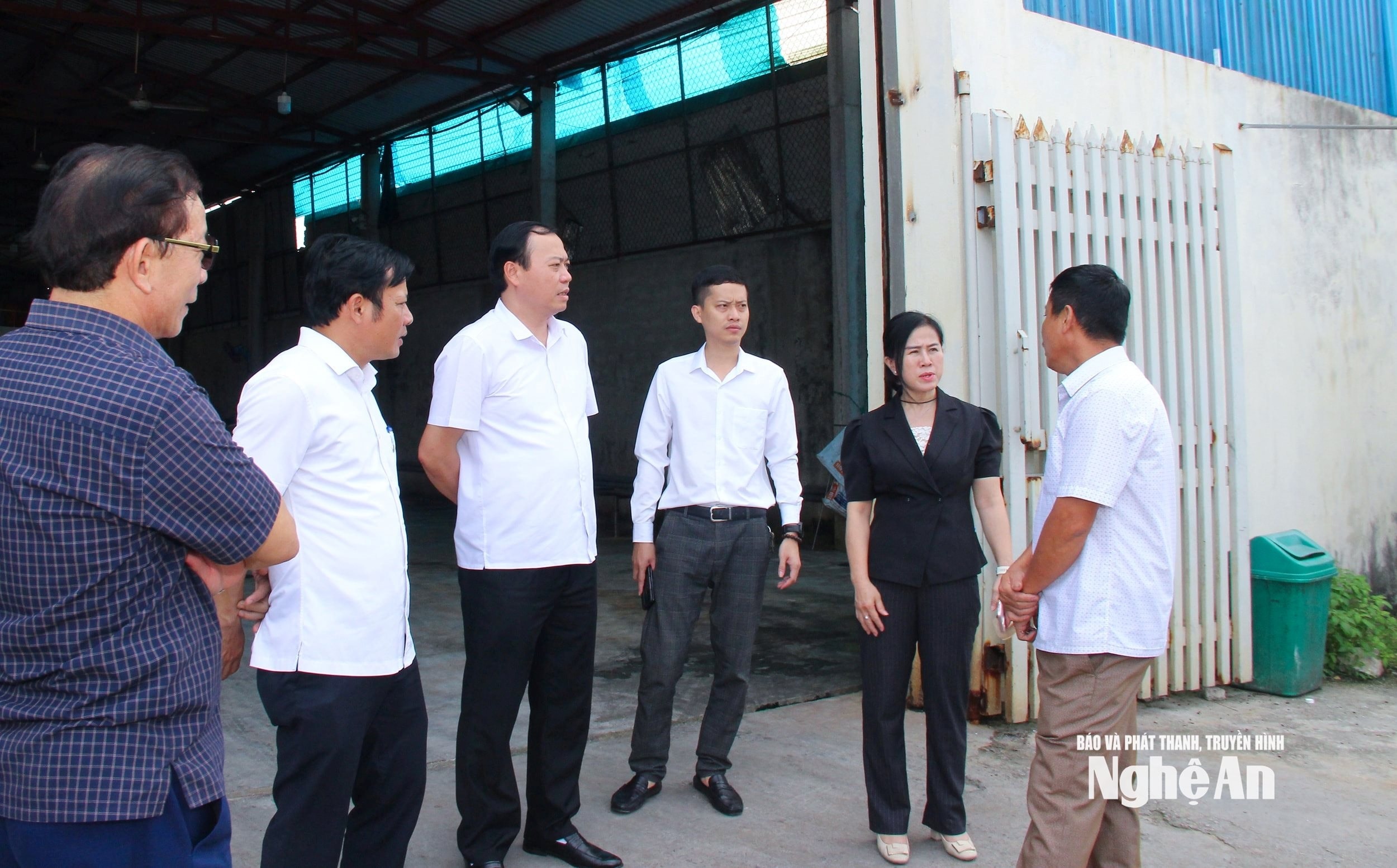bna_-ban-van-hoa-xa-hoi-hdnd-tinh-trao-doi-voi-lanh-dao-xa-dien-ngoc-huyen-dien-chau-ve-phan-anh-cua-nhan-dan-lien-quan-den-o-nhiem-moi-truong-tu-lang-nghe..jpg