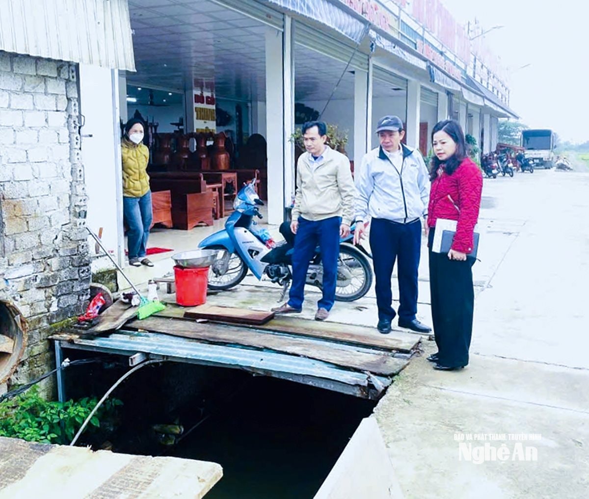 bna_hdnd-xa-quynh-luu-giam-sat-kien-nghi-cua-cu-tri-lien-quan-den-he-thong-giao-thong-nong-thon-va-kenh-muong-.jpg