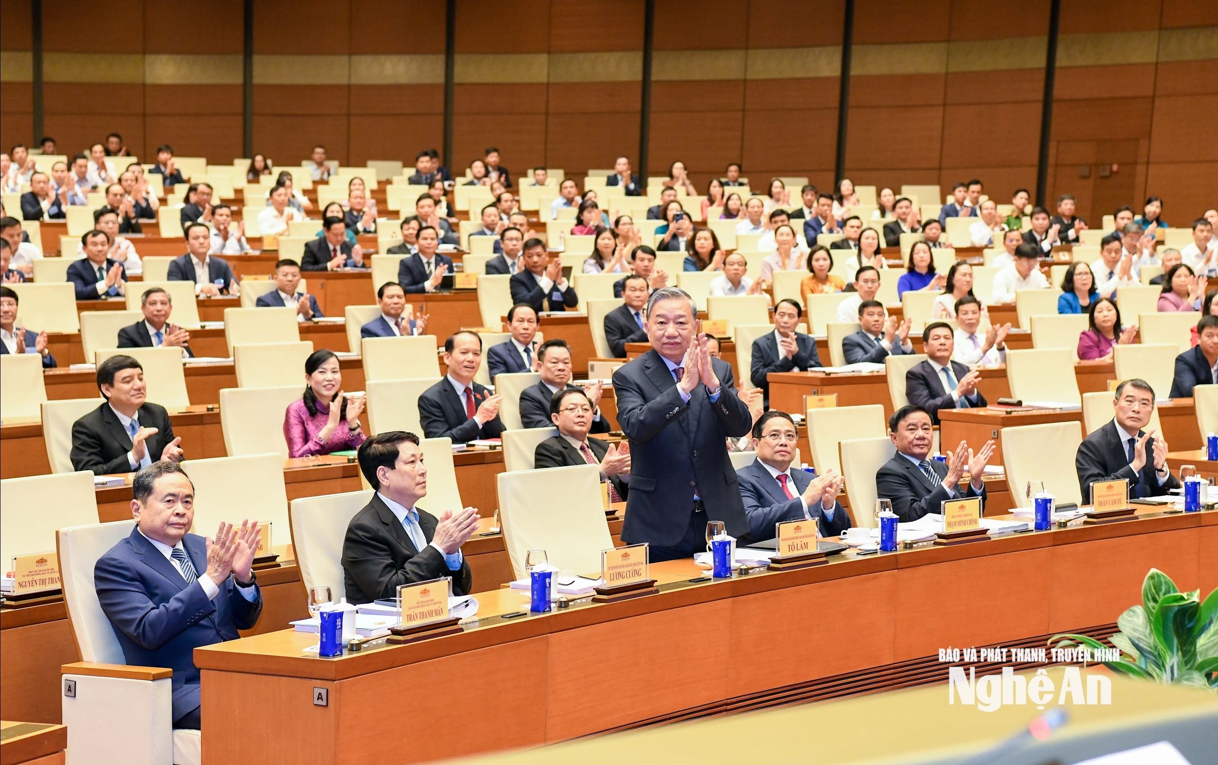 bna_tong-bi-thu-va-cac-dai-bieu-du-hoi-nghi.jpg..jpg