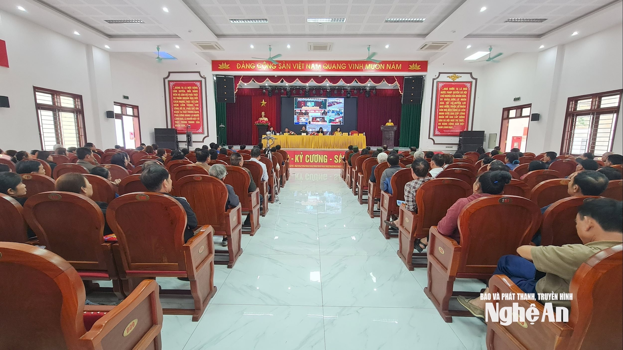 bna_diem-tiep-xuc-cu-tri-truc-tiep-tai-hoi-truong-xa-quy-hop.-anh-nguyen-toan.jpg