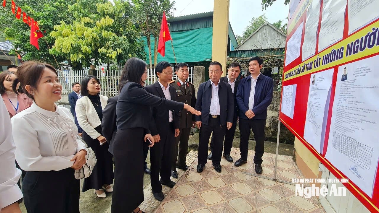 bna_pho-chu-tich-ubnd-tinh-nguyen-van-de-nghe-bao-cao-tai-khu-vuc-bo-phieu-so-12-xa-chau-loc.-anh-nguyen-toan.jpg