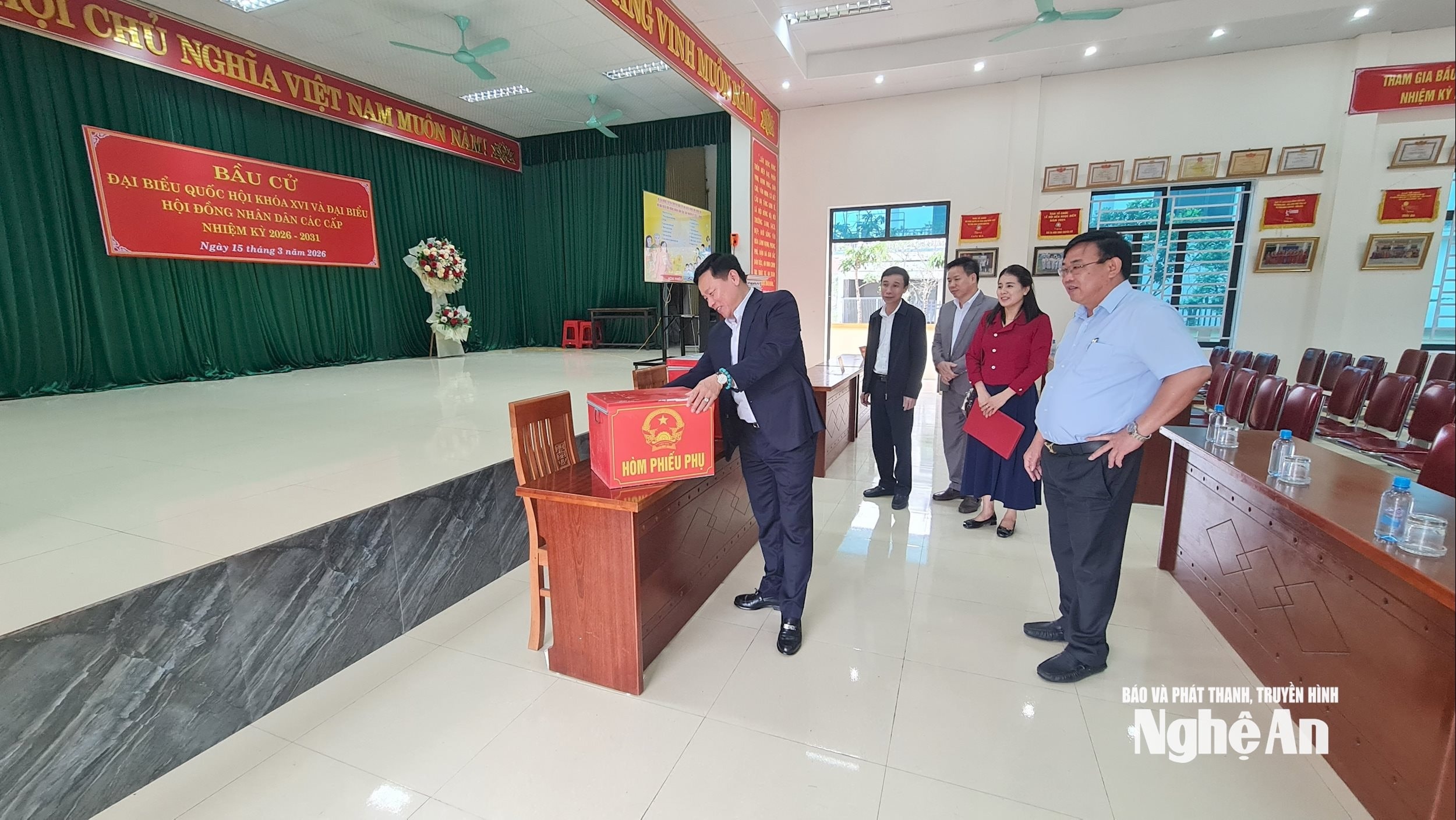 bna_pho-chu-tich-ubnd-tinh-hoang-phu-hien-kiem-tra-hom-phieu-tai-khu-vuc-bo-phieu-so-15-xa-hung-nguyen.-anh-nguyen-toan.jpg