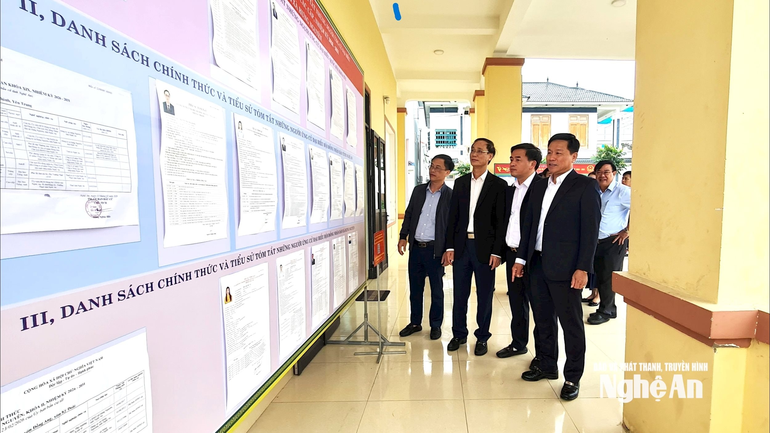 bna_pho-chu-tich-ubnd-tinh-hoang-phu-hien-kiem-tra-niem-yet-danh-sach-nguoi-ung-cu-va-cu-tri-tai-khu-vuc-bo-phieu-so-15-xa-hung-nguyen.-anh-nguyen-toan.jpg
