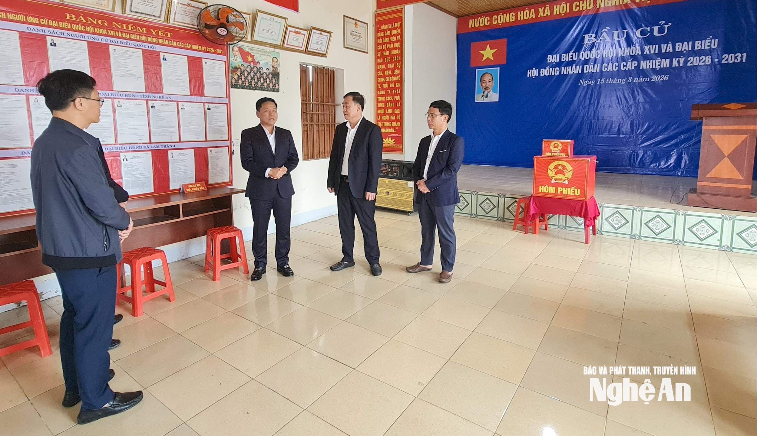 bna_pho-chu-tich-ubnd-tinh-hoang-phu-hien-trao-doi-voi-lanh-dao-xa-lam-thanh-ve-tang-cuong-co-so-vat-chat-tai-cac-khu-vuc-bau-cu.-anh-nguyen-toan.jpg