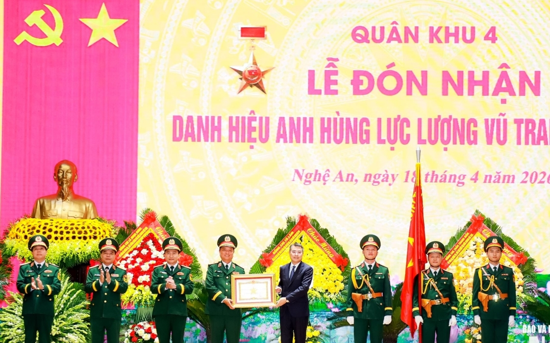 Thủ tướng Chính phủ Lê Minh Hưng trao tặng danh hiệu Anh hùng lực lượng vũ trang nhân dân cho Quân khu 4