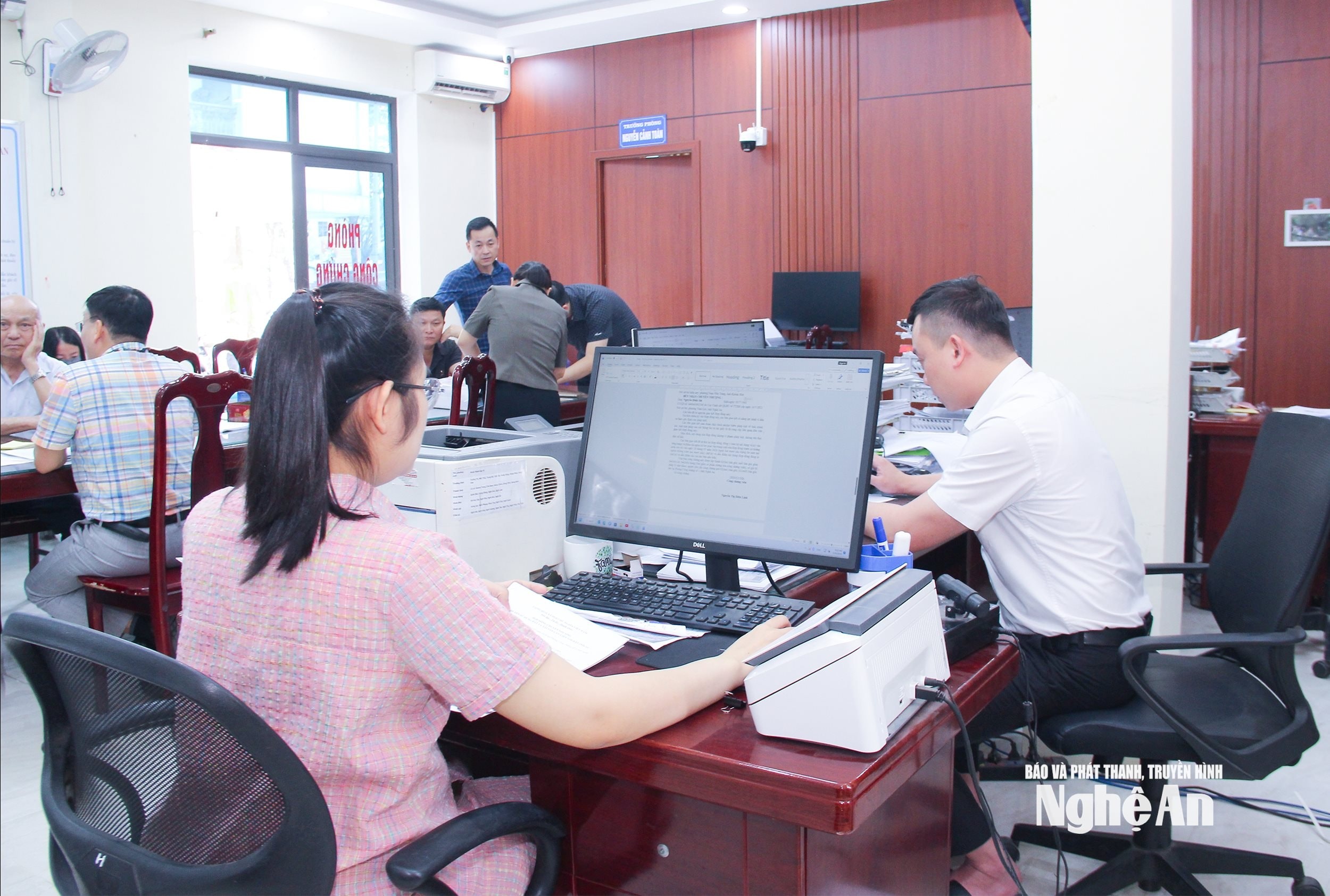 bna_-can-bo-so-tu-phap-giai-quyet-cong-viec-tren-moi-truong-so.-anh-mai-hoa.jpg