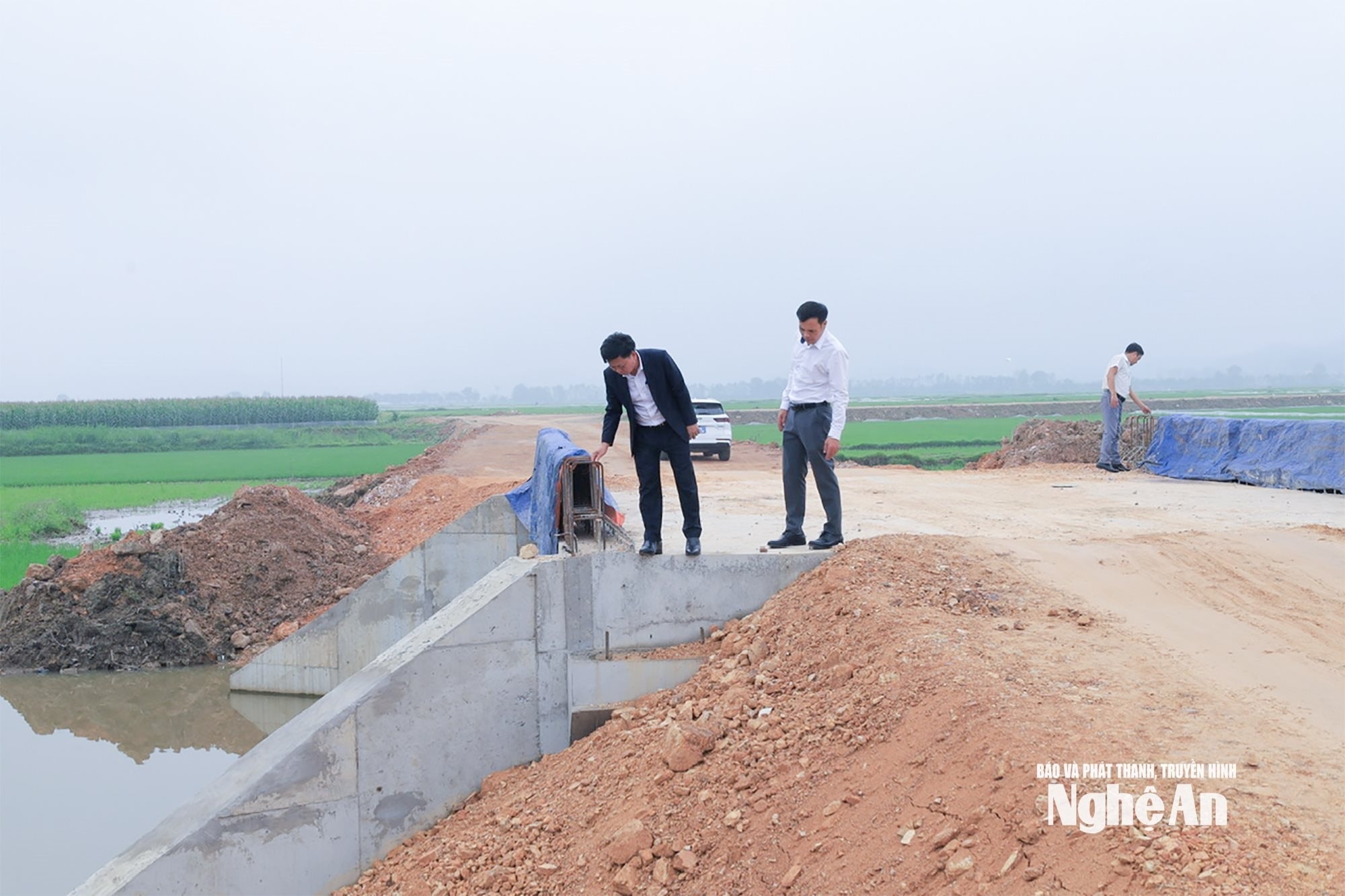 bna_-can-bo-xa-thien-nhan-kiem-tra-thi-cong-tuyen-duong-ket-noi-tren-dia-ban-8f36787ff532c502b53ae38e8f2e0472.jpg