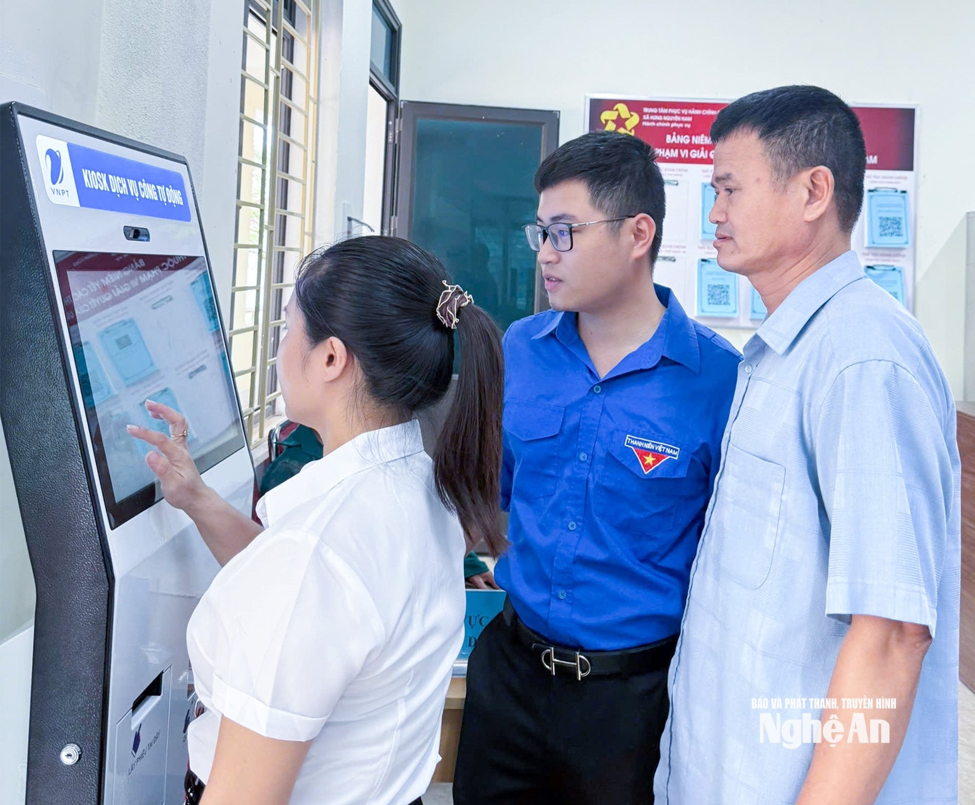 bna_-cong-chuc-xa-hung-nguyen-nam-huong-dan-nguoi-dan-su-dung-he-thong-dich-vu-cong-tu-dong.-anh-mai-hoa.jpg