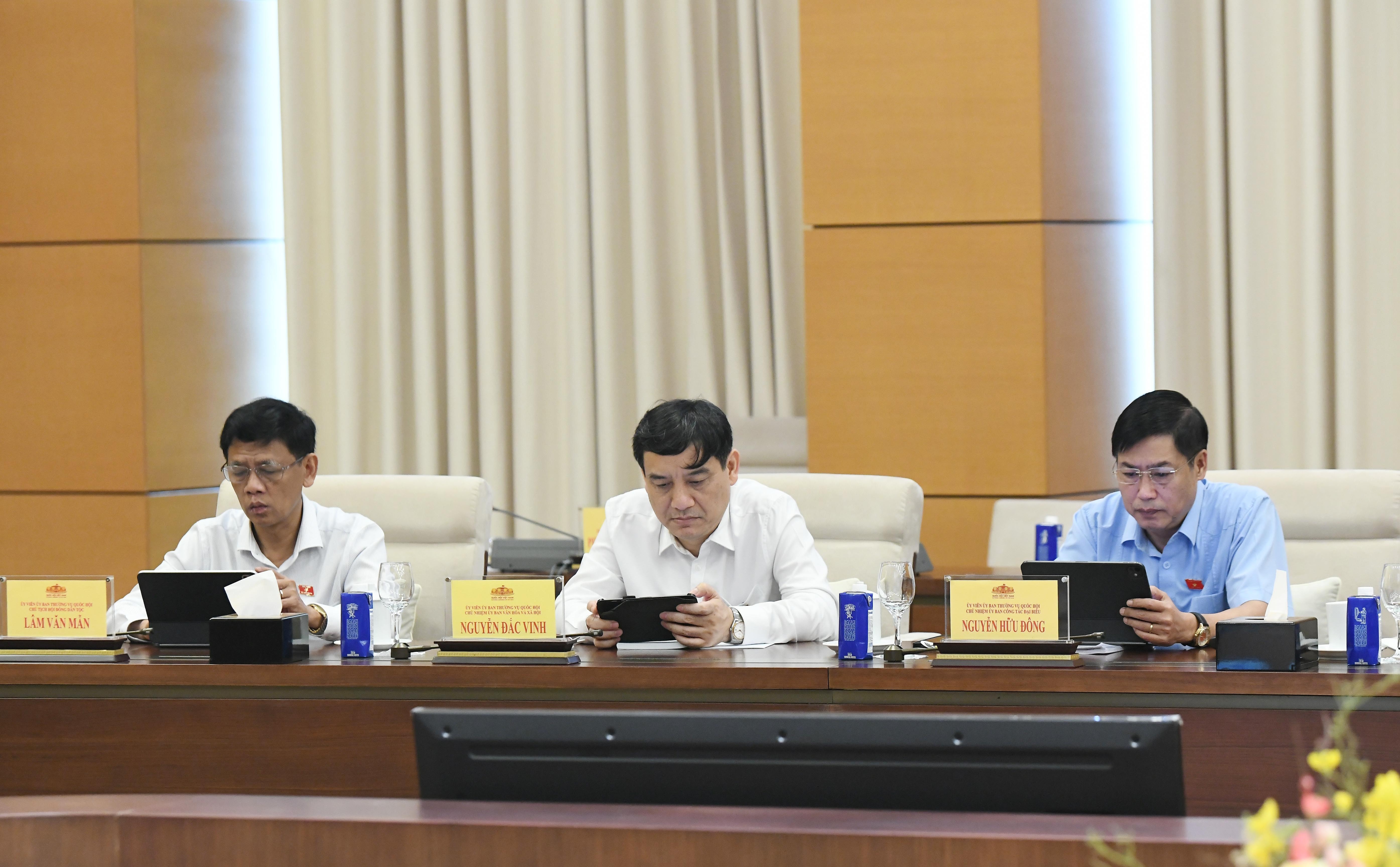 cac-dai-bieu-tai-phien-hopdsc_7563.jpg