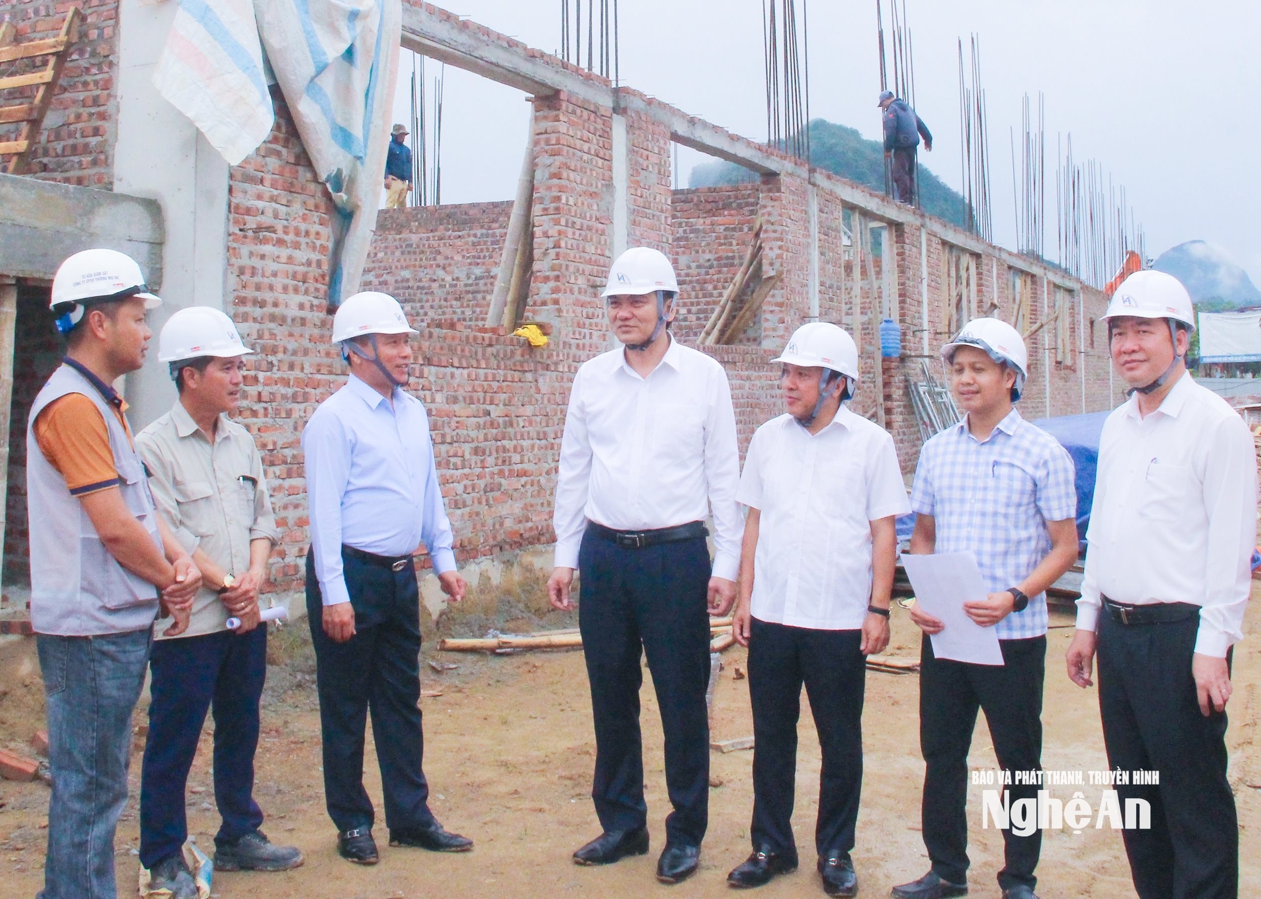 Phó Bí thư Thường trực Tỉnh ủy Hoàng Nghĩa Hiếu làm việc với 6 xã miền núi trung du tuyến Quốc lộ 7