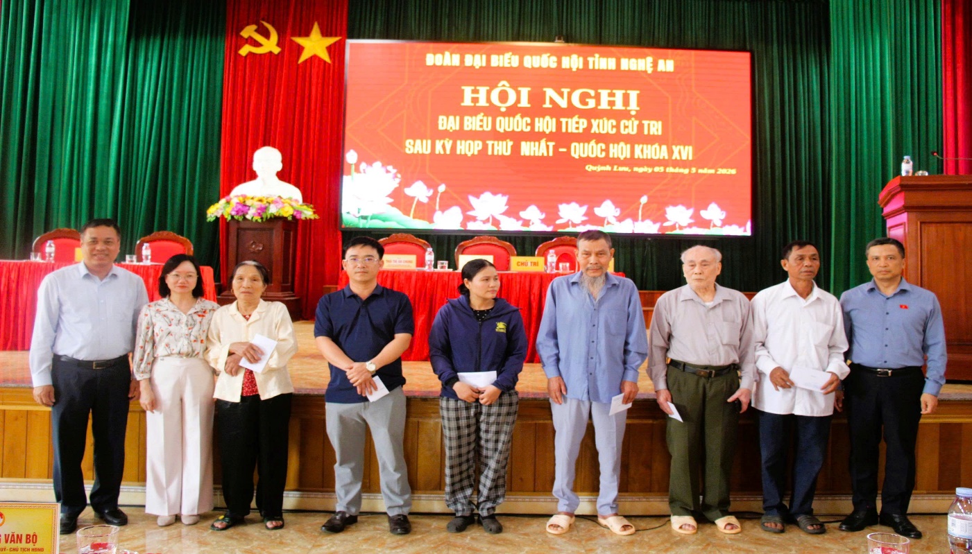 Đại biểu Quốc hội tiếp xúc với cử tri xã Quỳnh Lưu