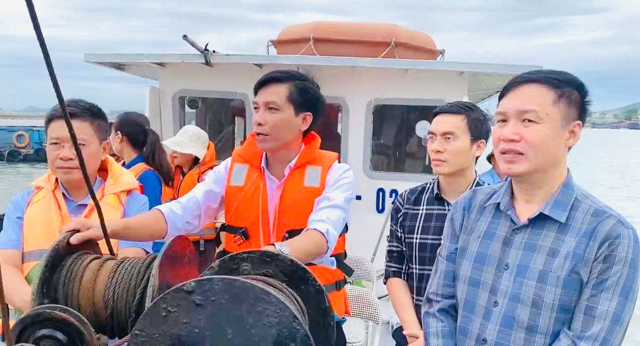 Thường trực HĐND phường Quỳnh Mai giám sát việc giải quyết kiến nghị cử tri về nuôi hàu, đăng đáy trên sông Hoàng Mai