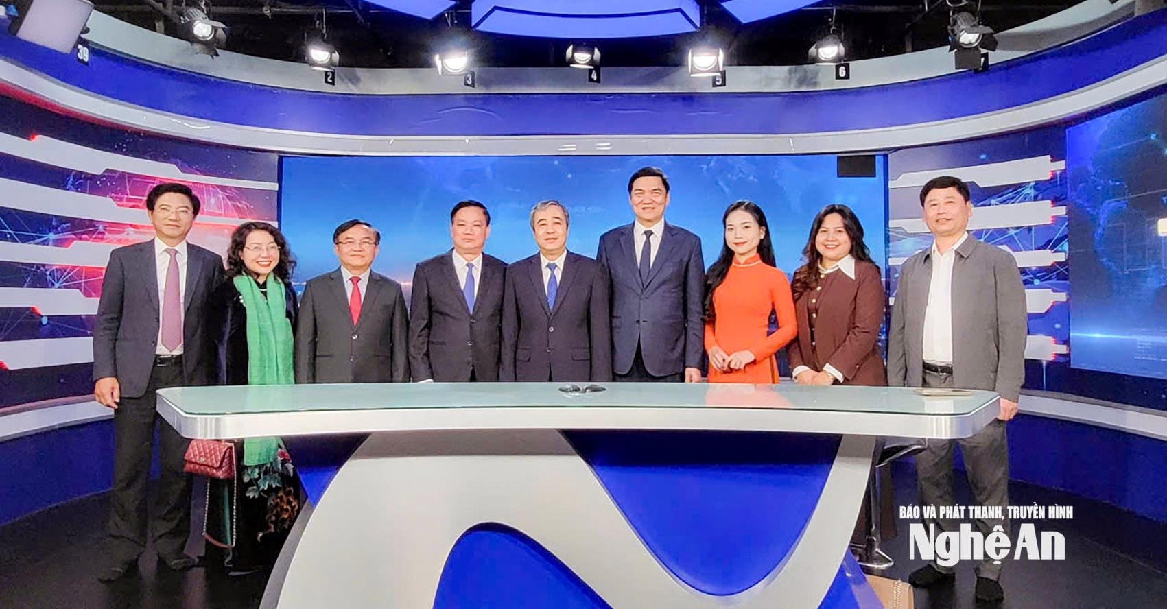 bna_pho-truong-ban-tuyen-giao-va-dan-van-trung-uong-ngo-dong-hai-cung-cac-dong-chi-lanh-dao-tinh-nghe-an-chup-anh-luu-niem-tai-truong-quay-minh-hong-bao-va-ptth-nghe-an.jpg