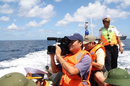phong-vien-ntv-tac-nghiep-tai-truong-sa.jpg