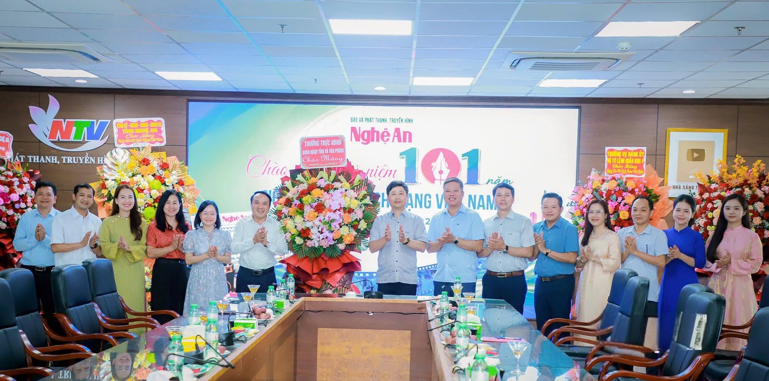 Thường trực HĐND tỉnh và Đoàn ĐBQH tỉnh chúc mừng Báo và Phát thanh, tuyền hình Nghệ An nhân Ngày Báo chí cách mạng Việt Nam