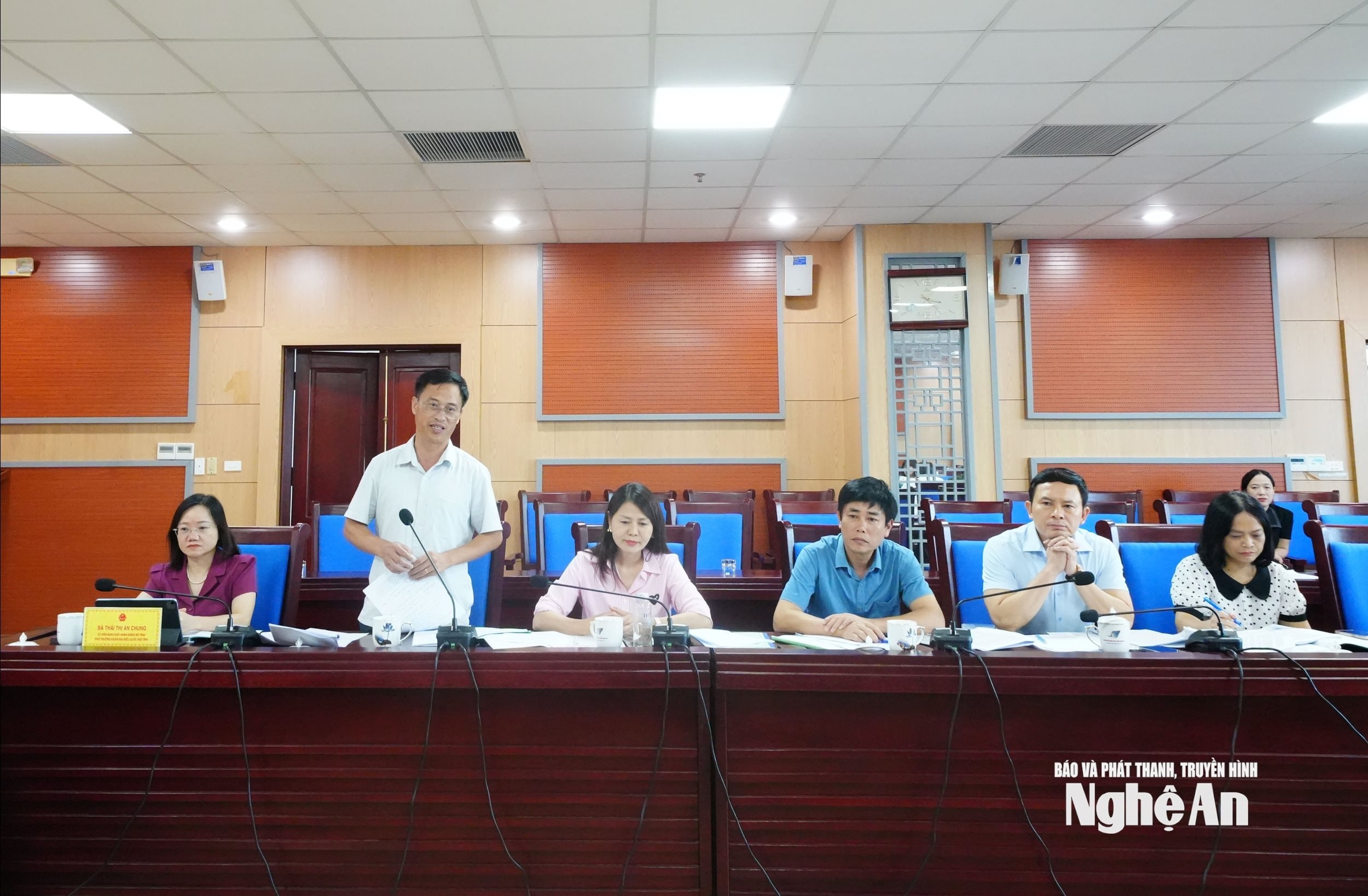 bna_-ong-le-van-linh-pho-giam-doc-so-noi-vu-nghe-an-thay-mat-co-quan-soan-thao-bao-cao-lam-ro-cac-van-de-dai-bieu-quan-tam.jpg